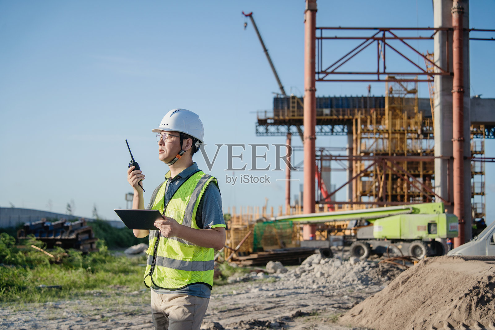 亚洲男性工程师在建筑工地工作照片摄影图片