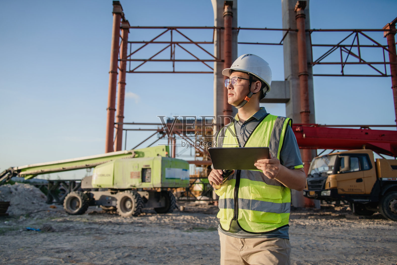 亚洲男性工程师在建筑工地工作照片摄影图片