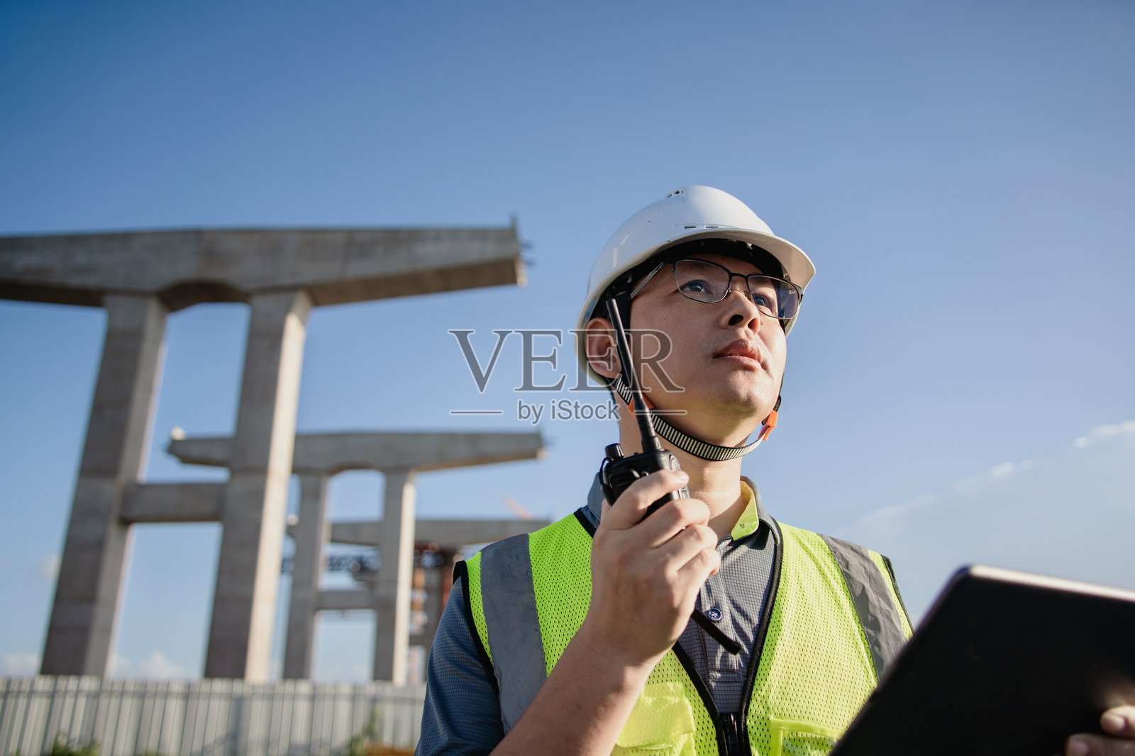 亚洲男性工程师在建筑工地工作照片摄影图片