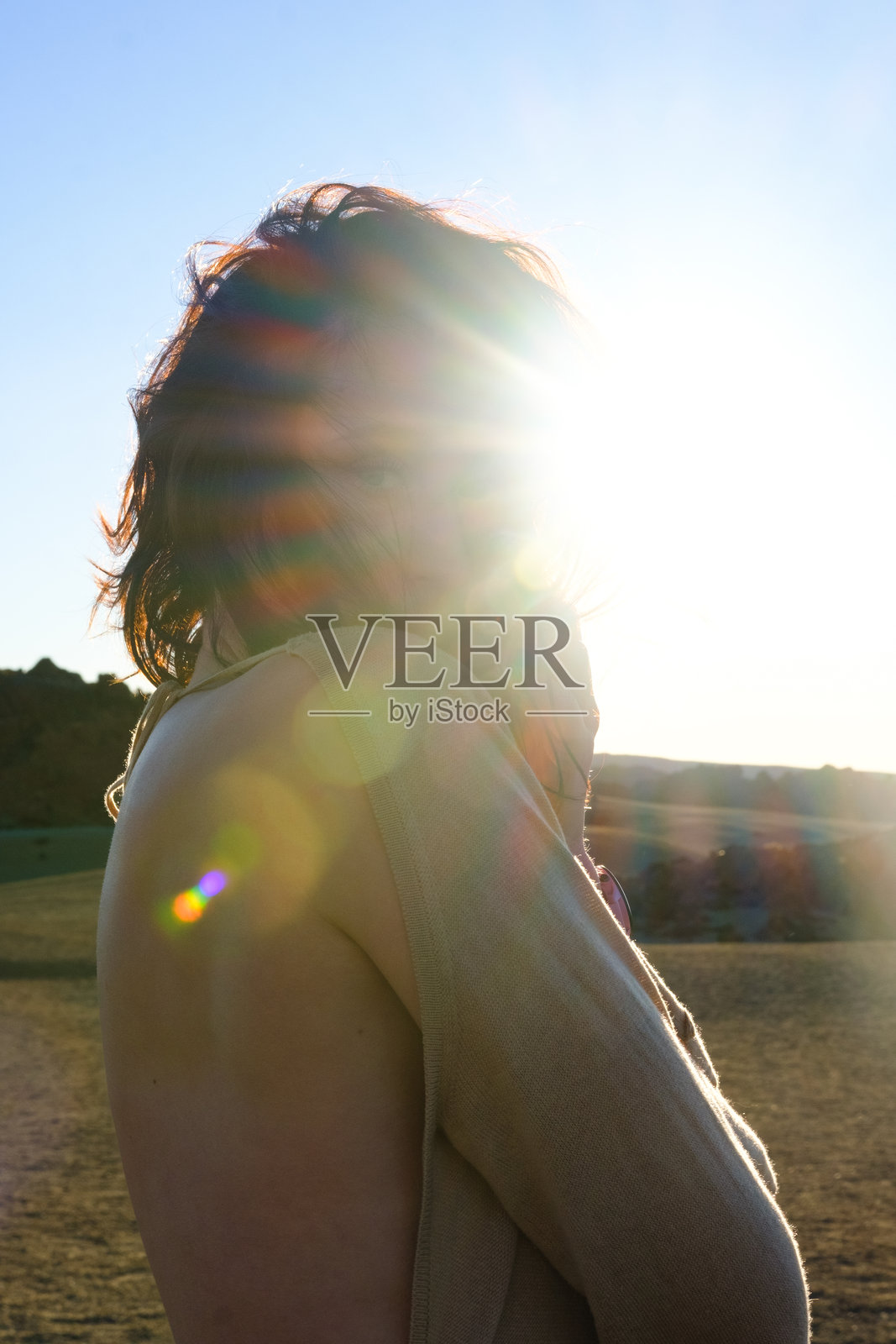 优雅的年轻女性在日出时分的山丘上跳舞照片摄影图片