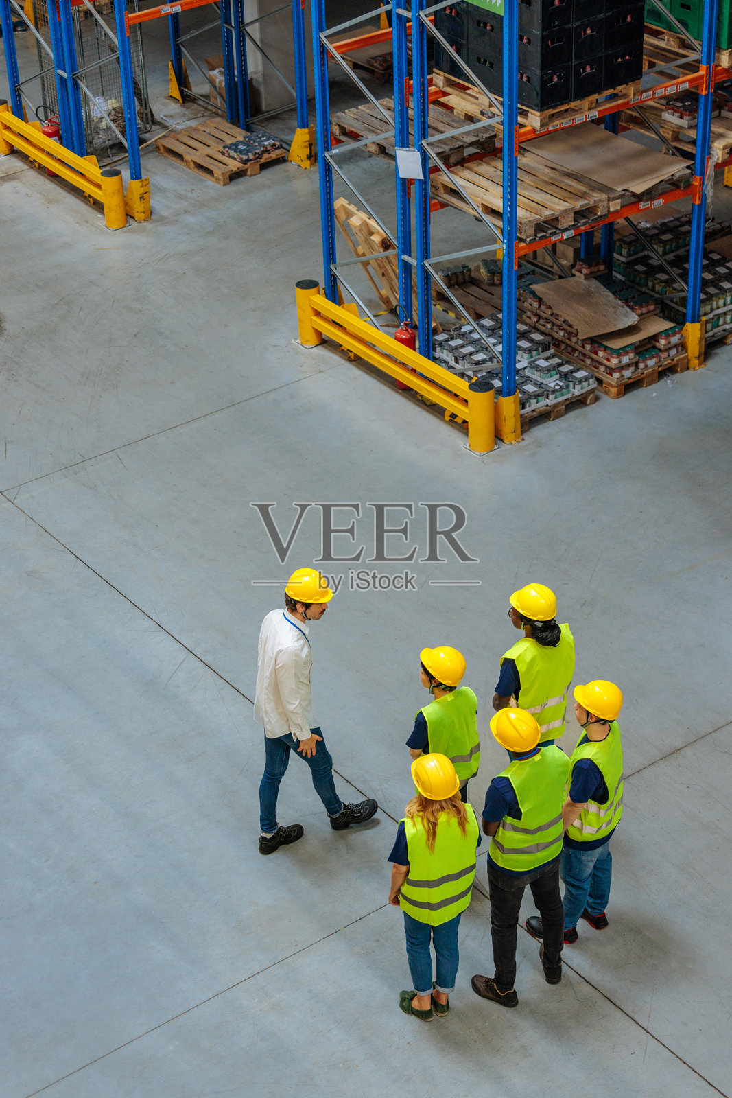 仓库经理与他的仓库工作人员交谈照片摄影图片