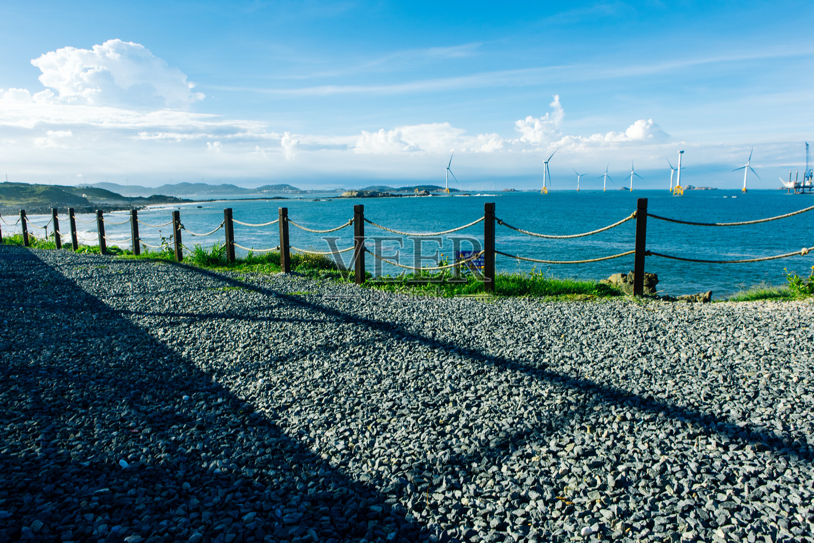 宽敞的海边石路 - 适合用作汽车广告的背景照片摄影图片