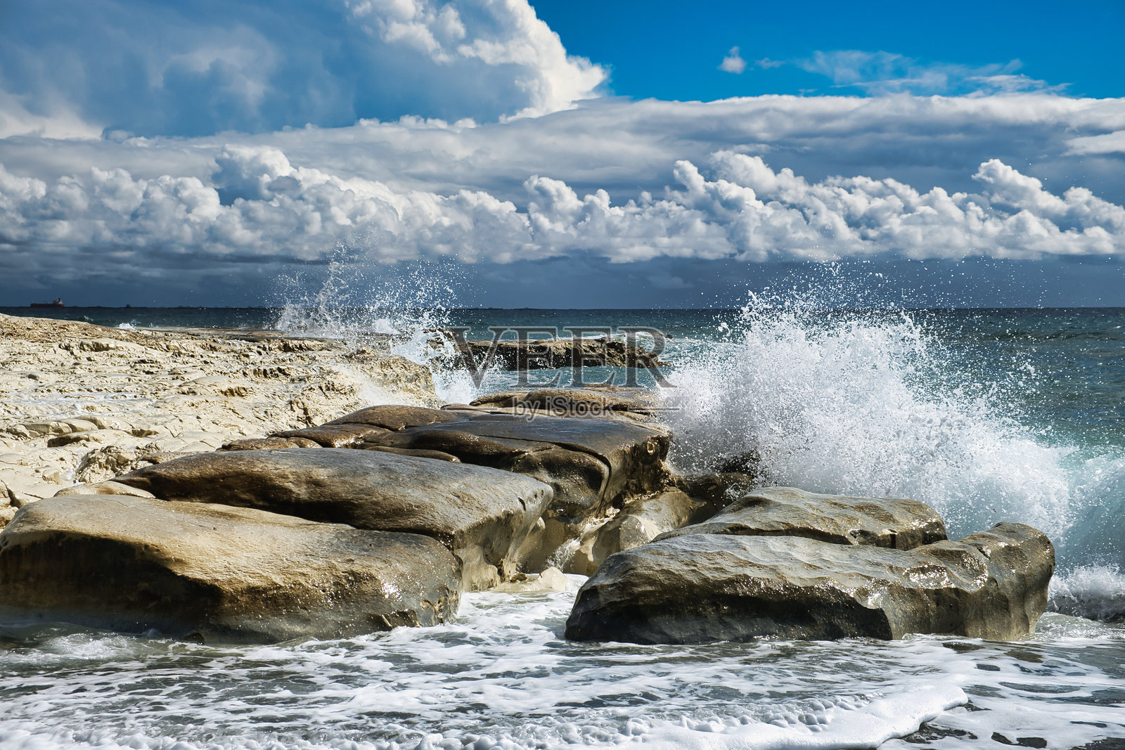 海浪拍打着岩石海岸。壮观的云层景观照片摄影图片