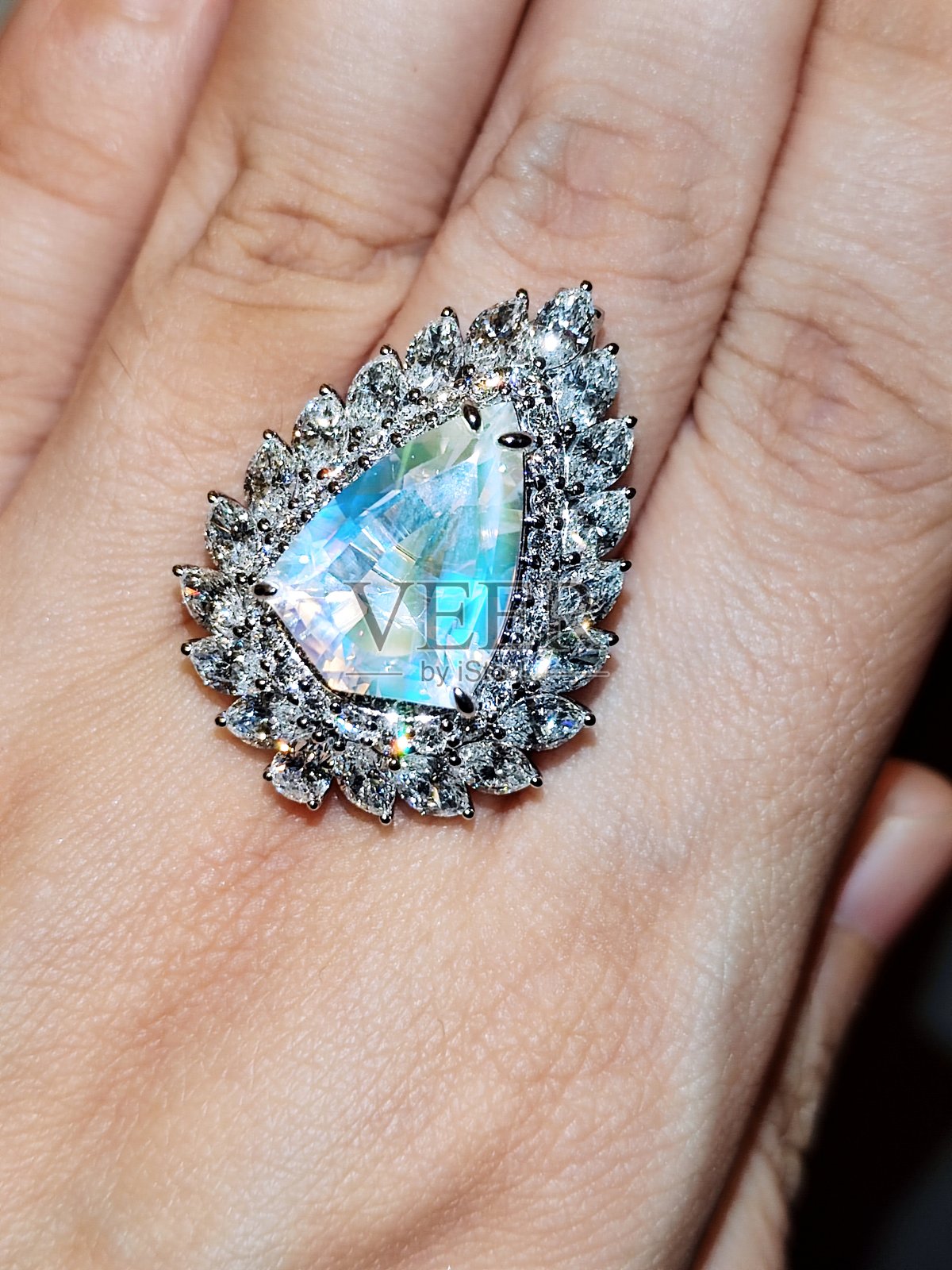 长石/月光石水晶戒指照片摄影图片