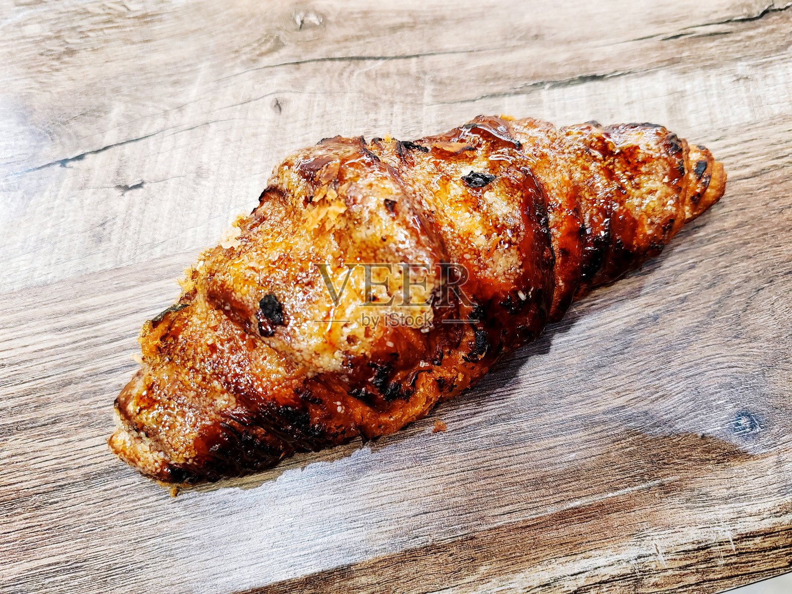 焦糖可颂照片摄影图片