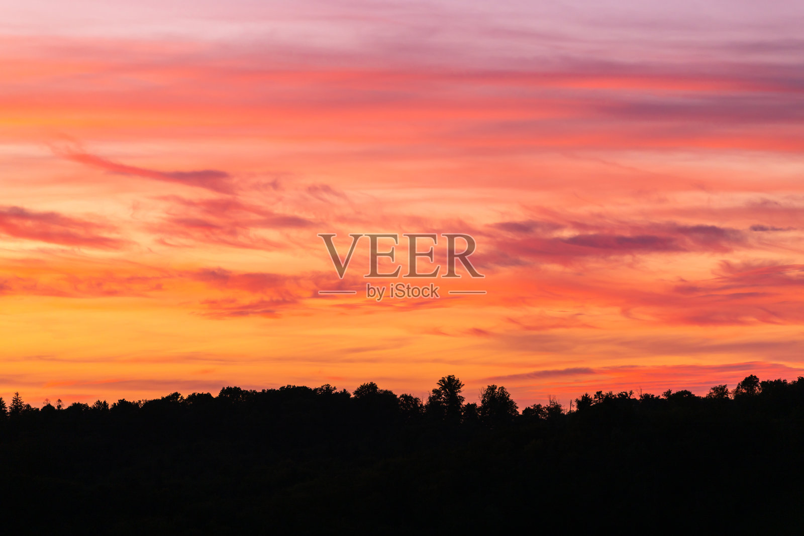 日落时的山景。照片摄影图片