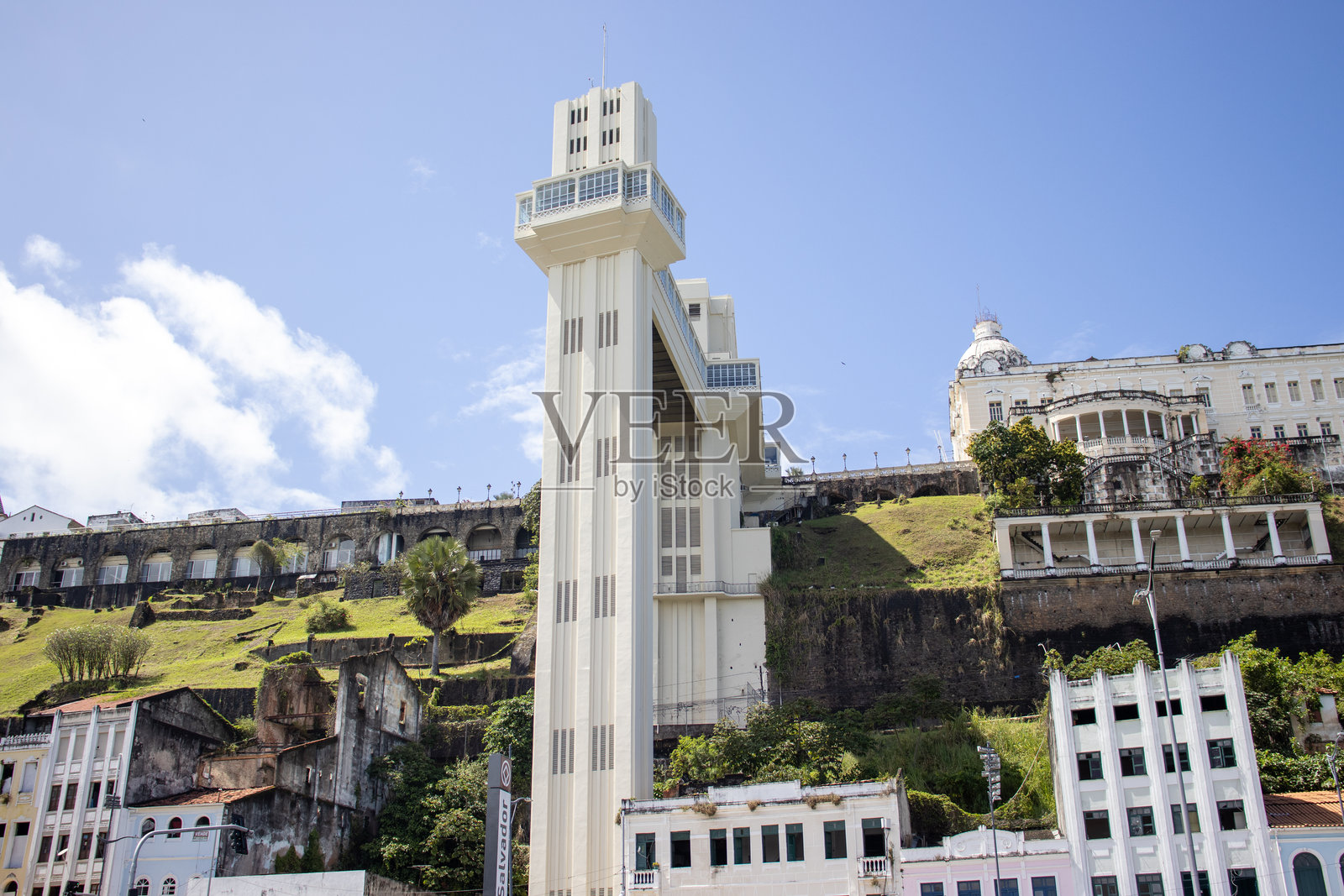 巴西巴伊亚州萨尔瓦多的多彩城市景观,特色是连接下城与历史悠久的上城的标志性拉塞尔达电梯,周围是传统的殖民建筑,阳光明媚的蓝天。照片摄影图片