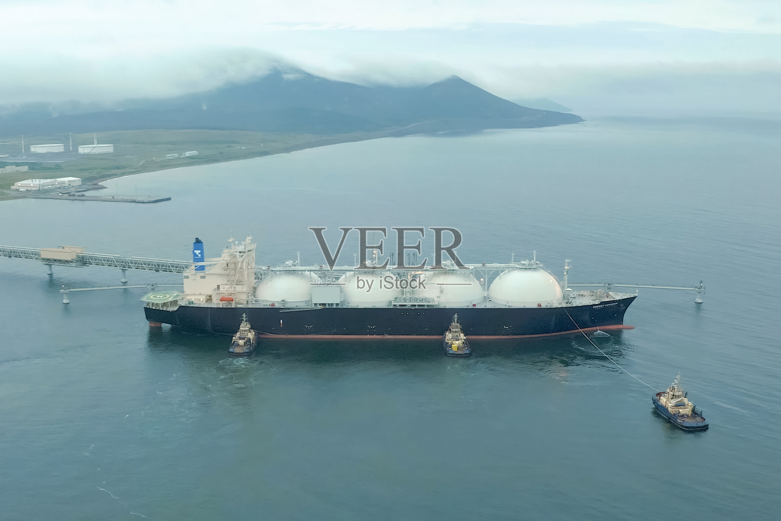 油轮在液化天然气终端加油。照片摄影图片