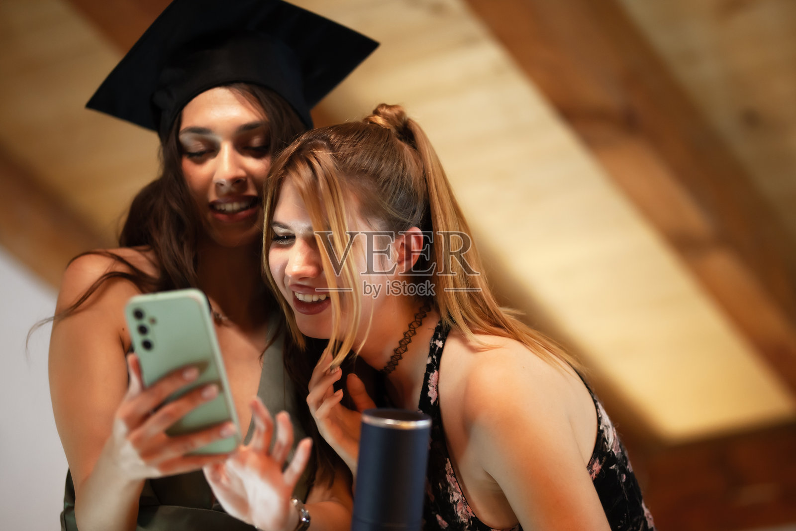 两个朋友在看智能手机时分享快乐时光照片摄影图片