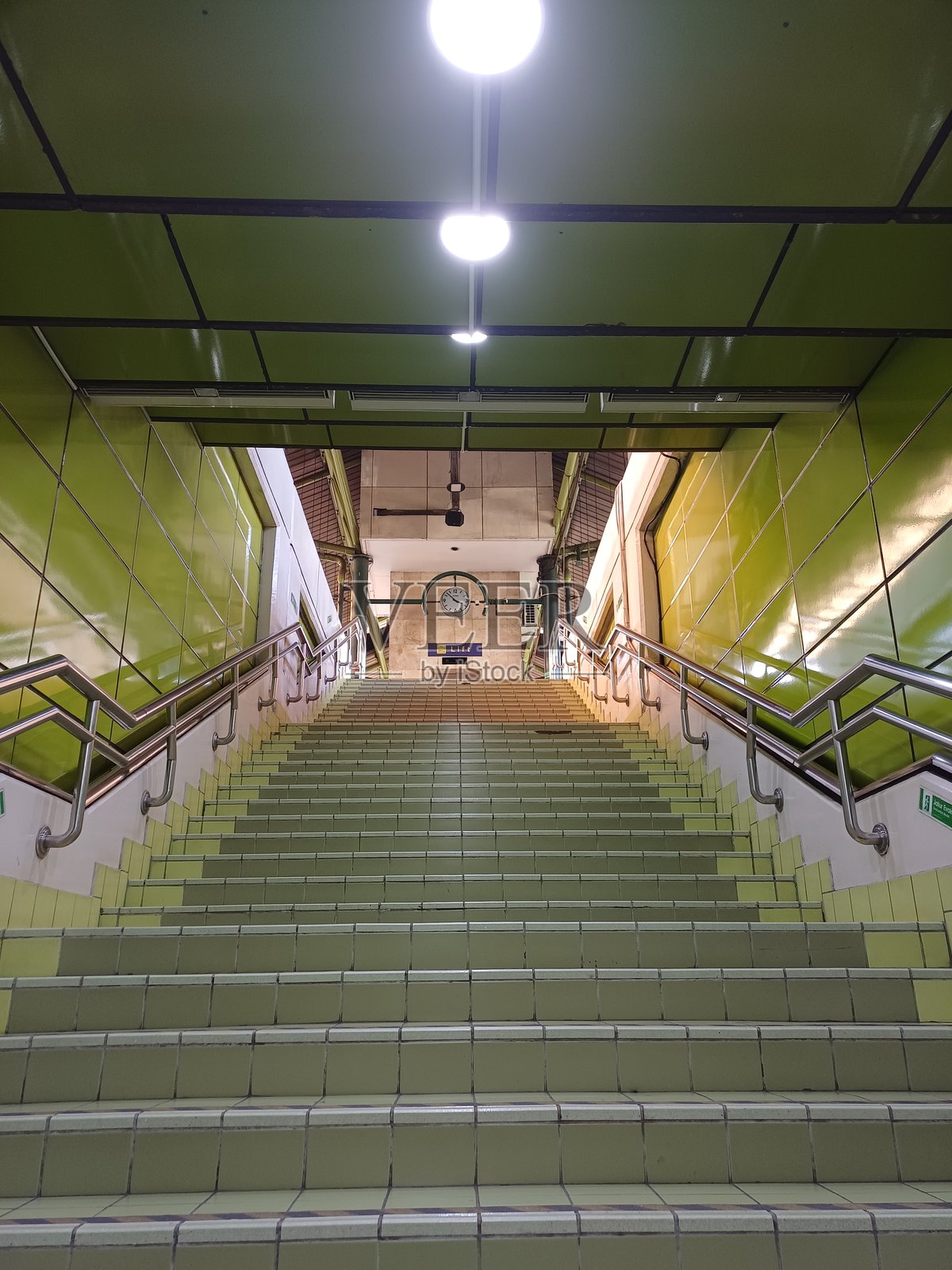 通往火车站月台的长楼梯照片摄影图片