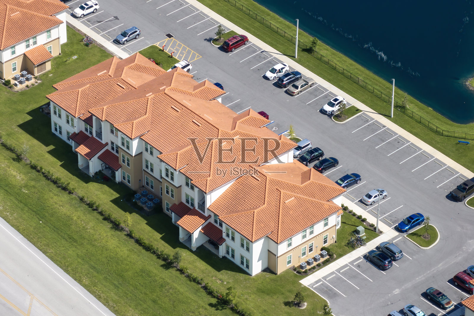 佛罗里达州的社区,展示多单元公寓,体现郊区房地产开发和现代生活环境照片摄影图片