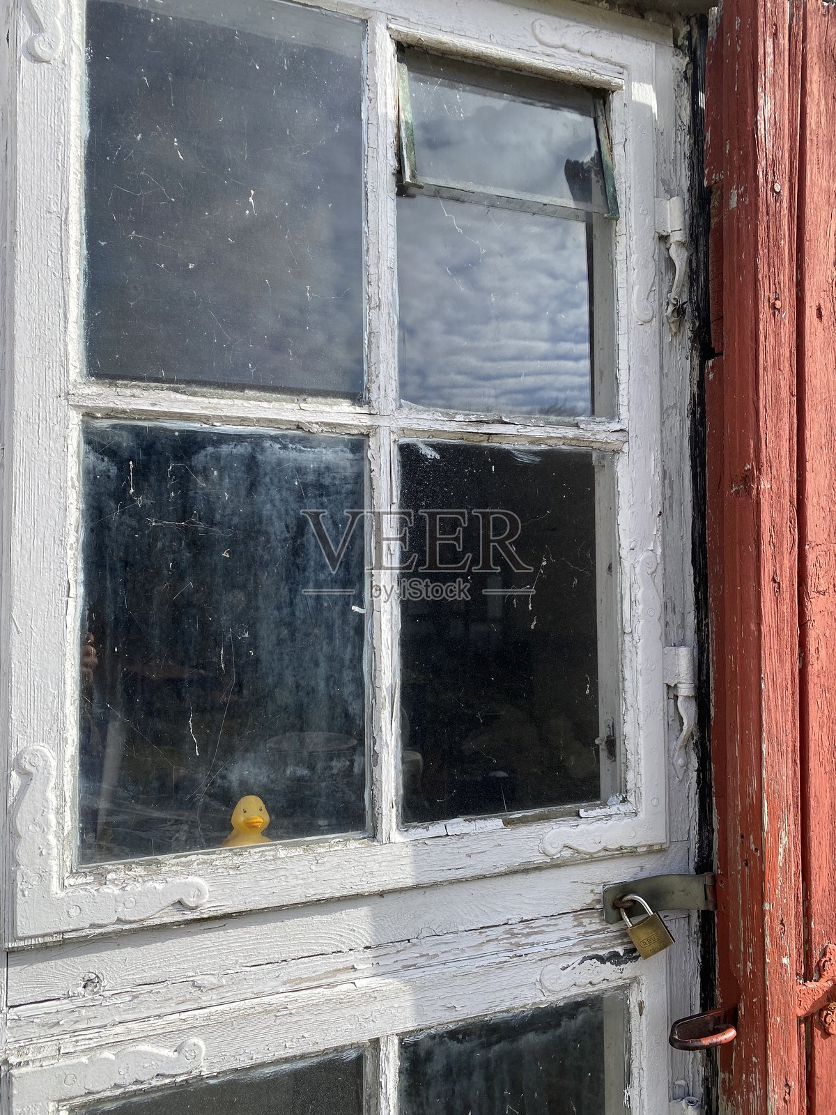 田园乐趣。天空映照在窗户上。照片摄影图片