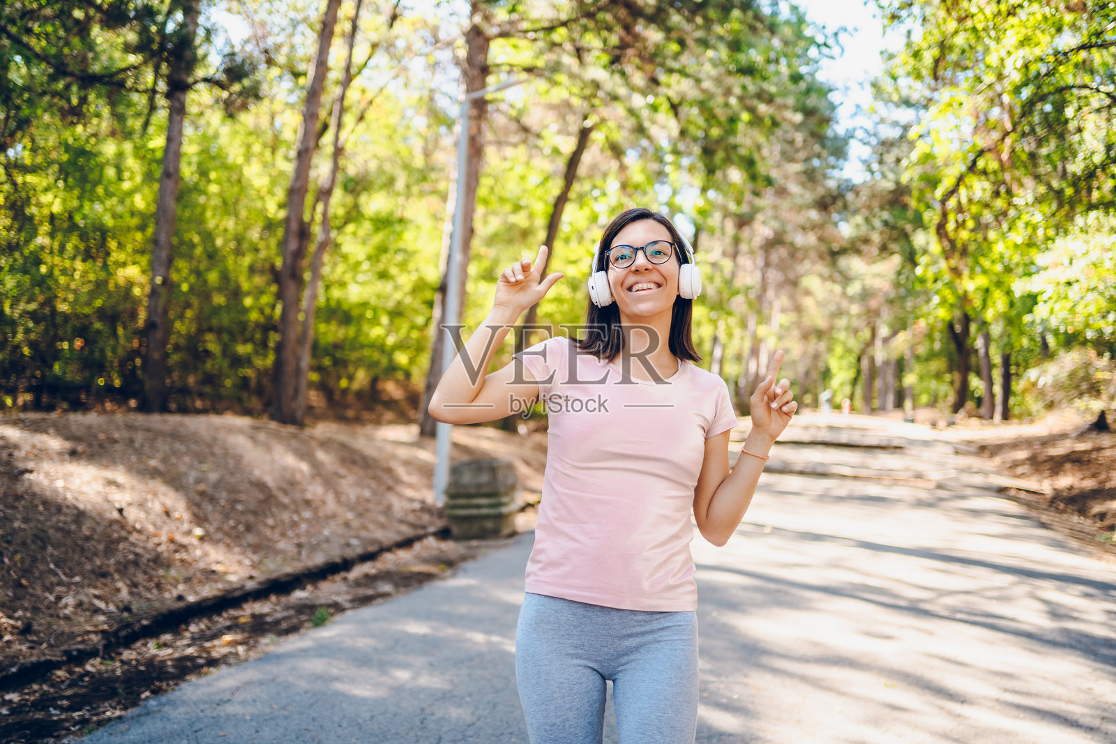 一位女性在大自然中享受放松时光照片摄影图片