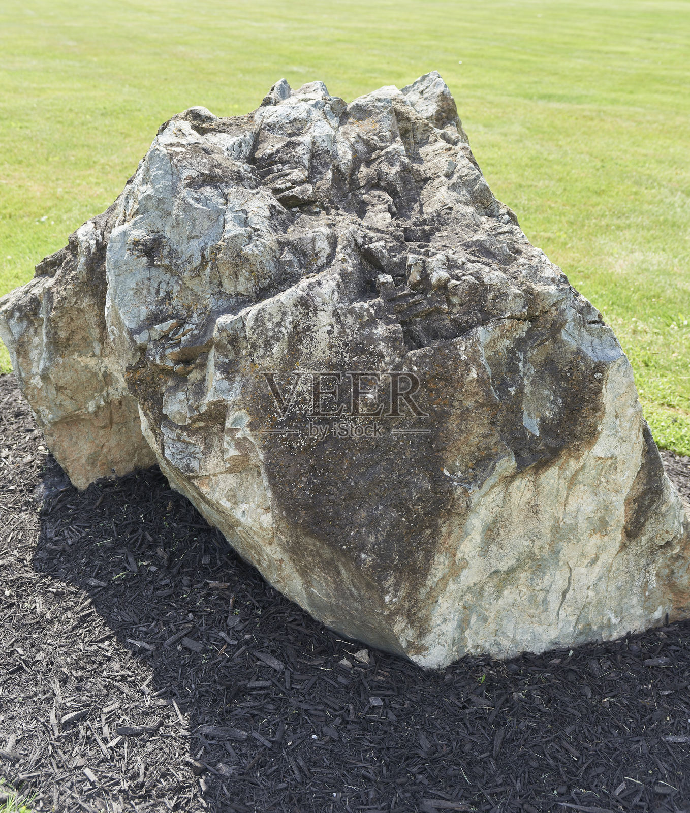 草坪上的巨石照片摄影图片