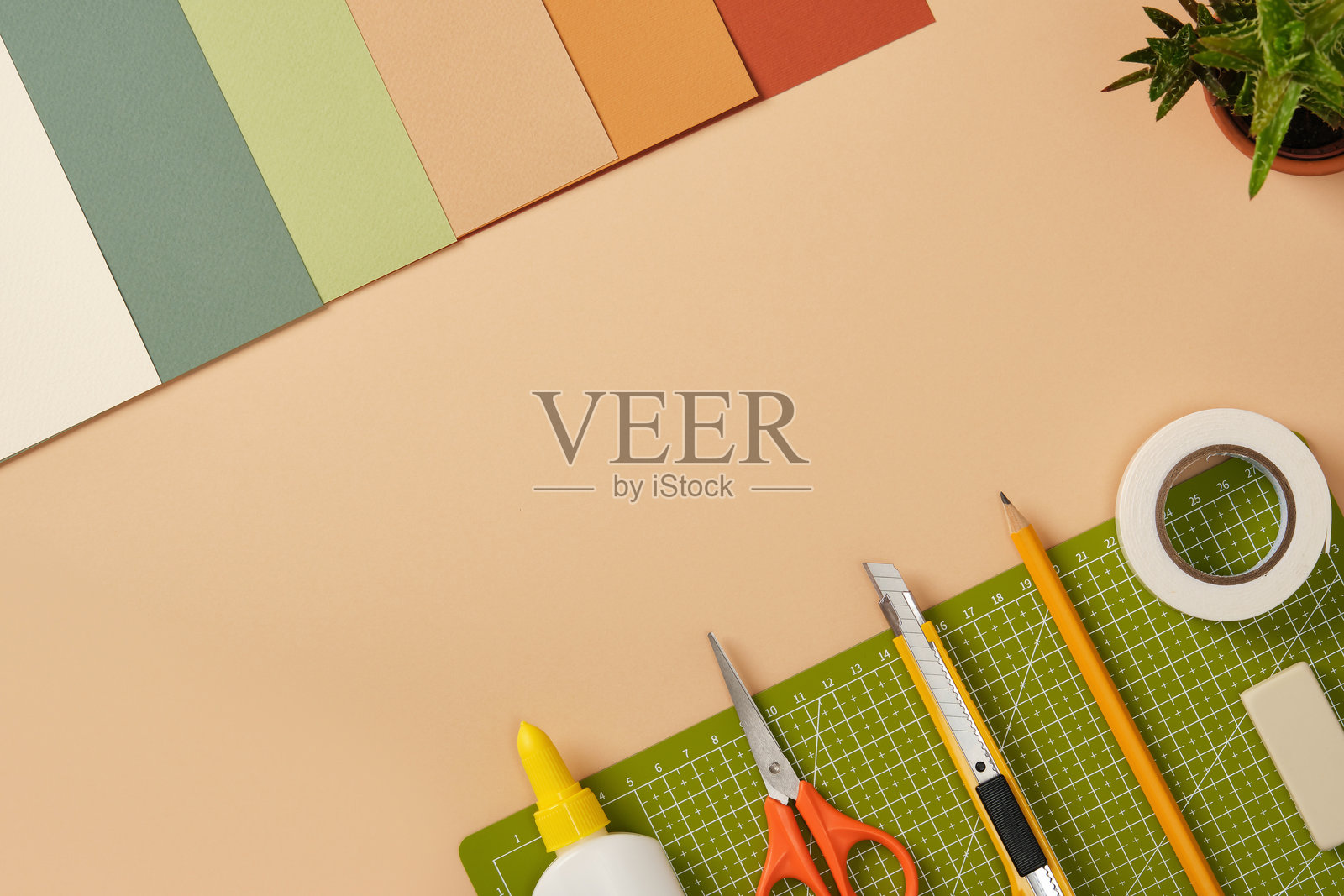 桌子上的手工工具。创意工作空间用于艺术和手工设计的准备。照片摄影图片