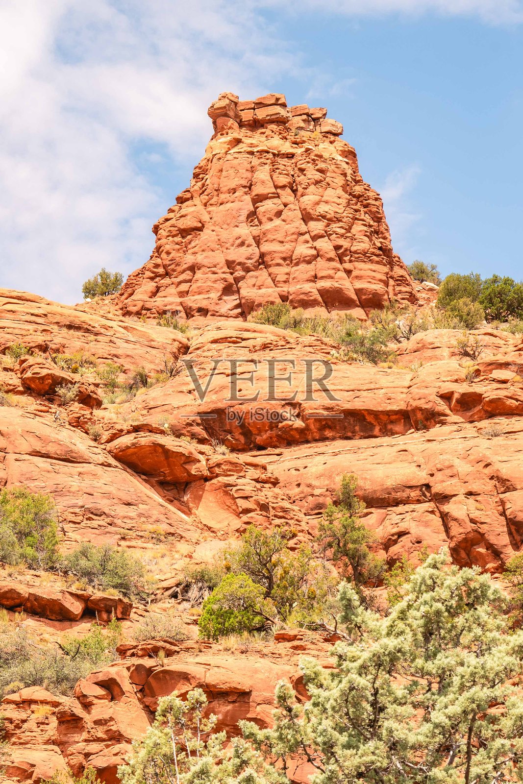 亚利桑那州塞多纳红岩锥形地貌在悬崖上照片摄影图片
