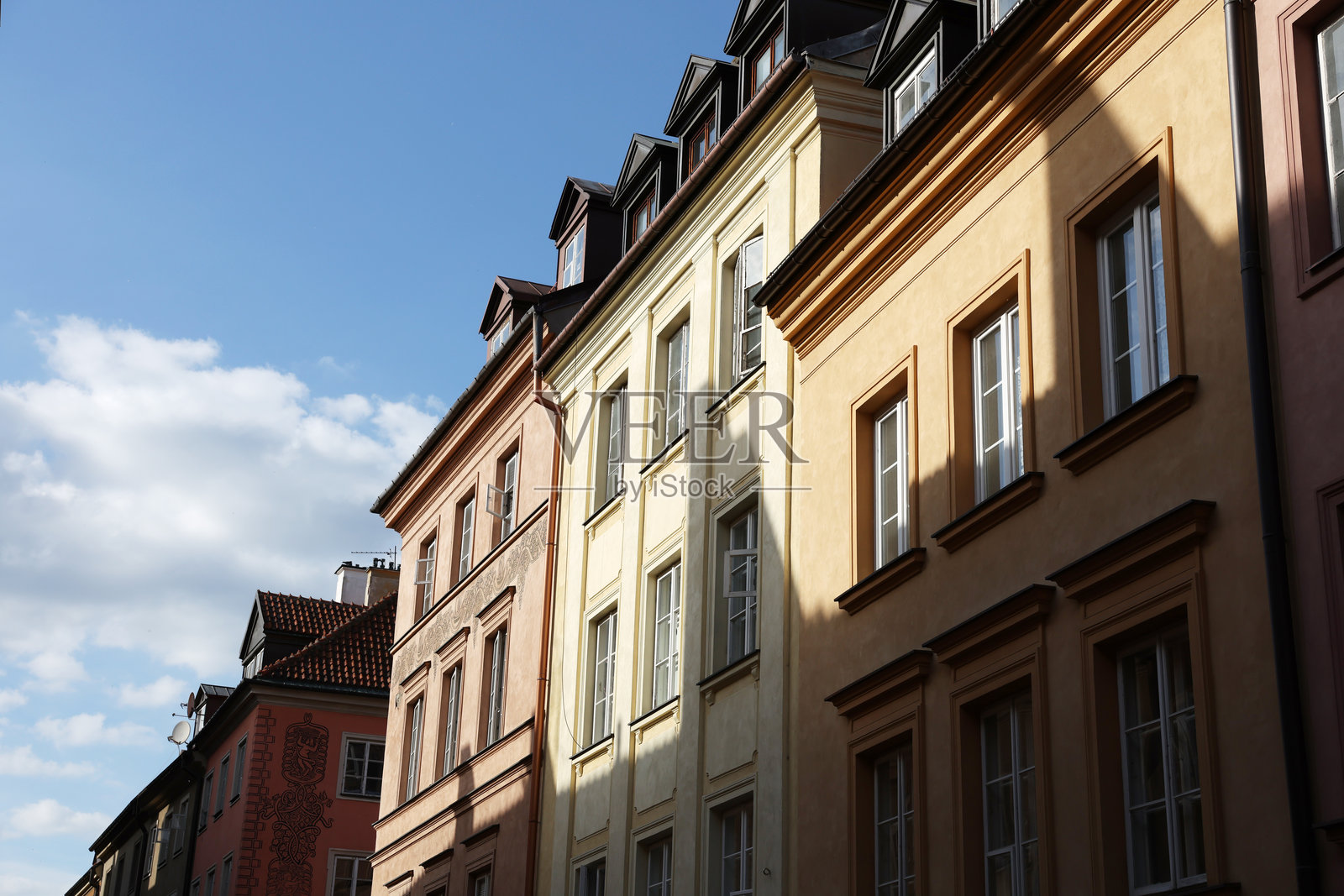 低角度拍摄的阳光普照的欧洲建筑;柔和的色调、华丽的细节和深邃的阴影营造出温暖宜人的氛围。非常适合旅游、房地产和建筑设计项目。照片摄影图片