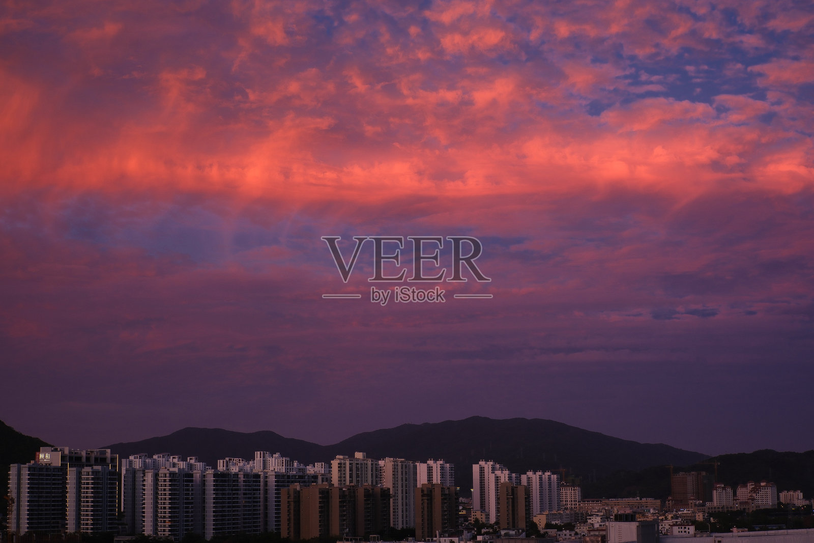 三亚与火红的云彩照片摄影图片