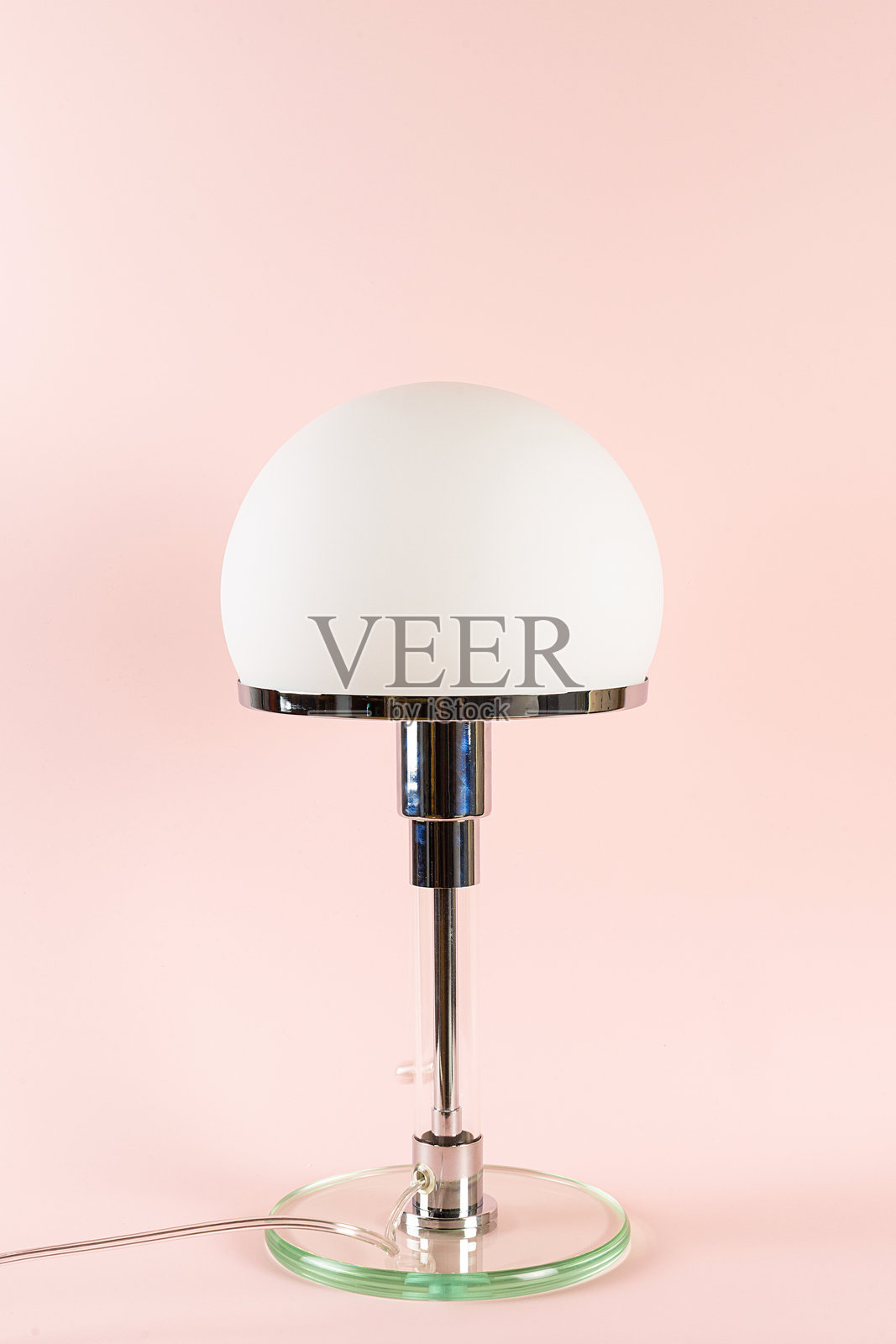 粉色背景上的发光灯具照片摄影图片