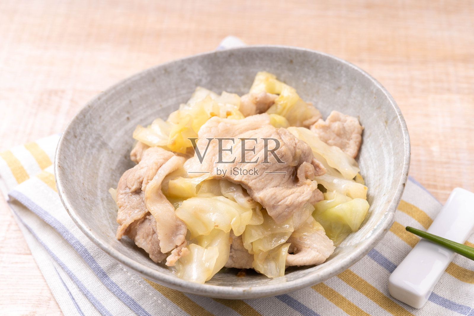 黄油酱油炒猪肉和卷心菜照片摄影图片