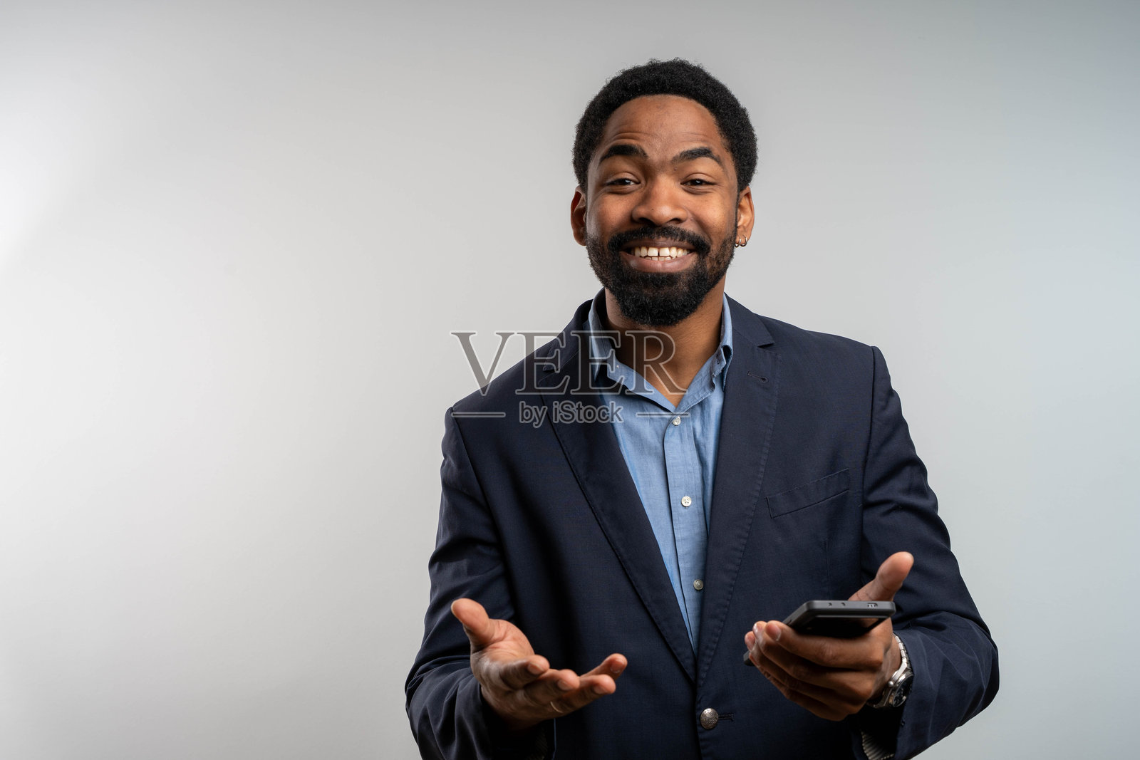 快乐的非洲商人使用数字平板电脑进行社交媒体、电子银行、移动应用和在线学习,背景为白色。照片摄影图片