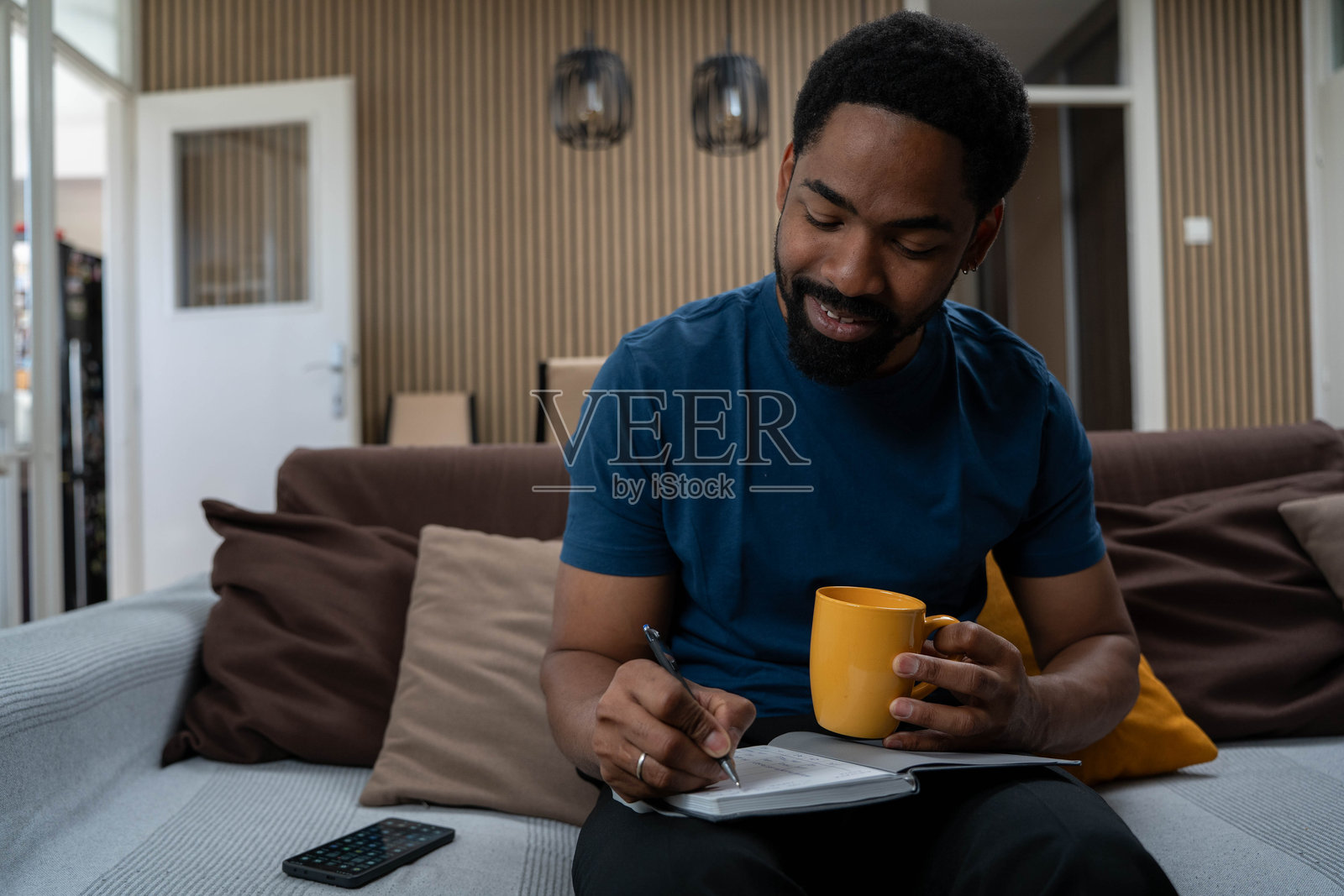 在家工作的男人照片摄影图片