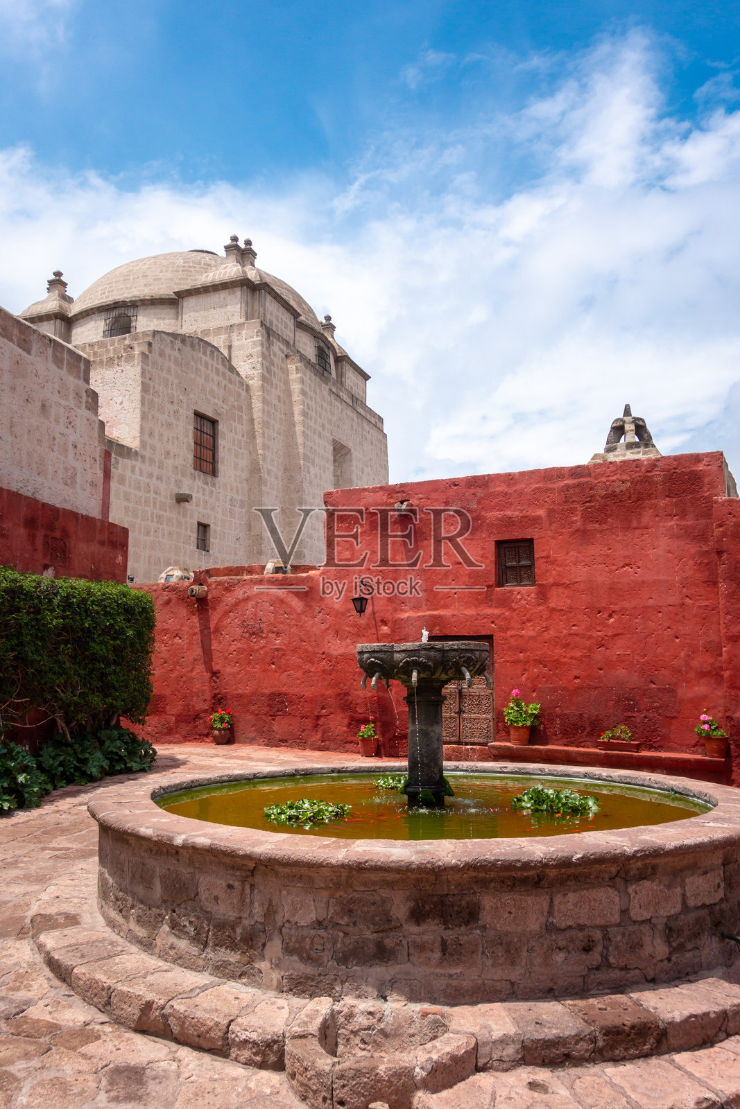阿雷基帕圣卡塔利娜修道院的喷泉和庭院照片摄影图片