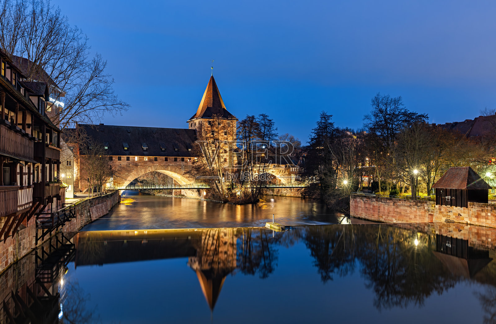 德国纽伦堡弗朗维斯特的施莱耶尔塔楼夜景。照片摄影图片