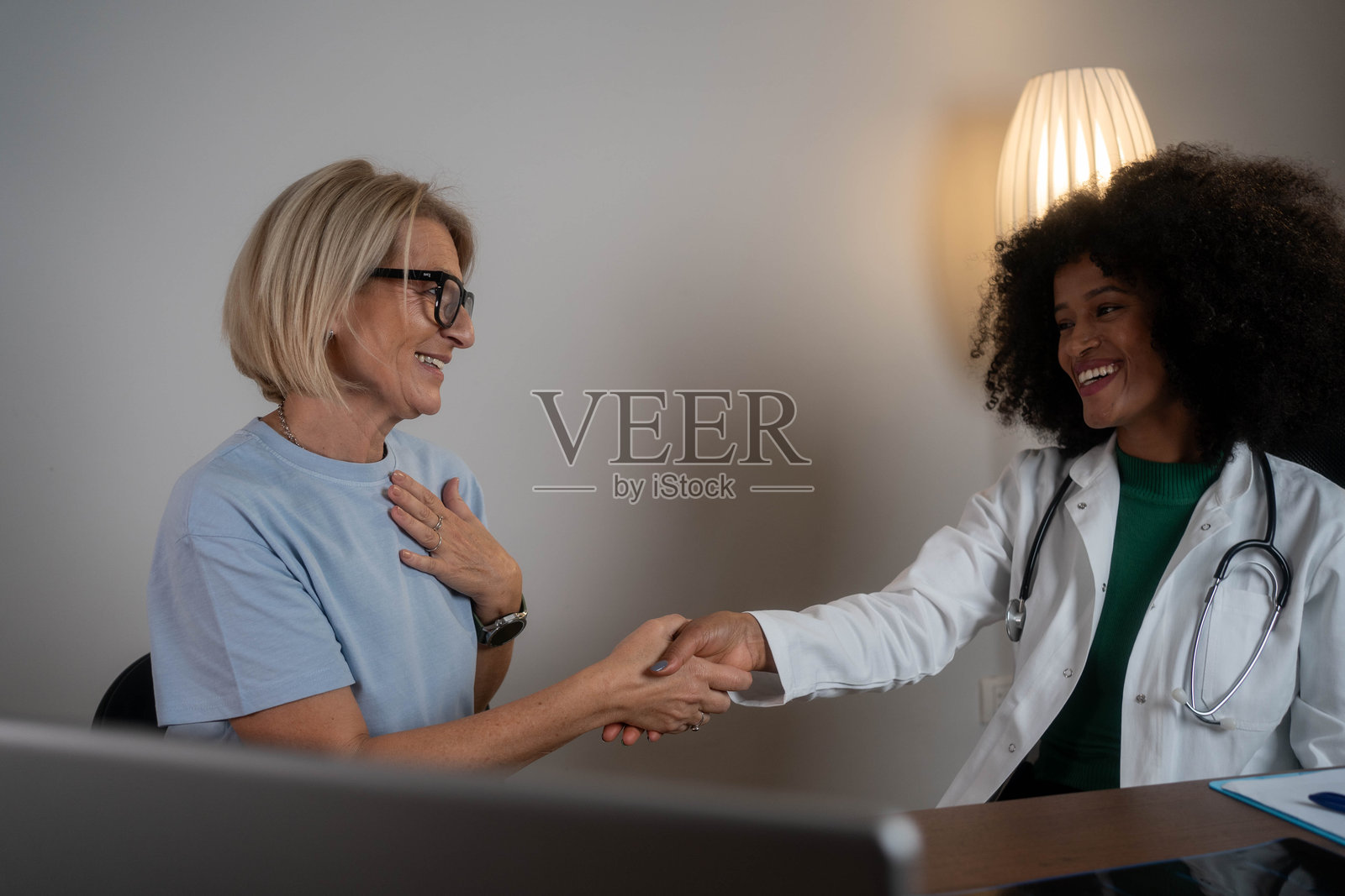 到达医生办公室握手照片摄影图片