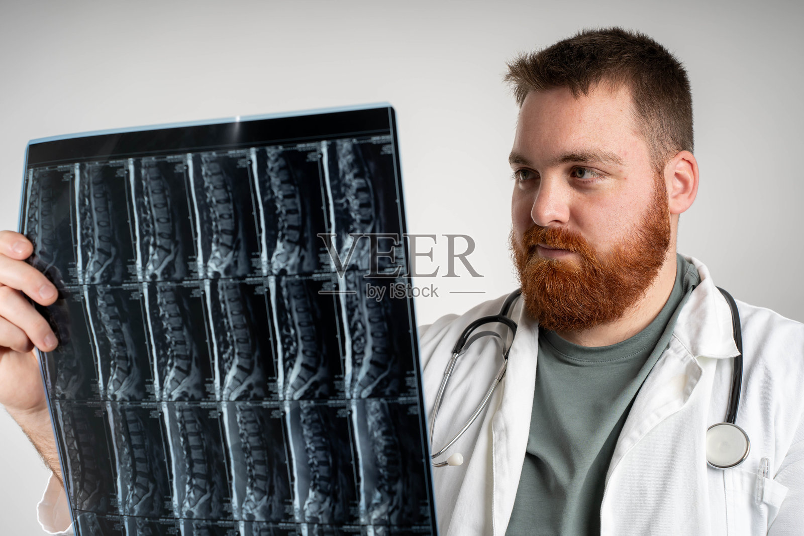 医生在诊所分析脊柱MRI扫描,医学诊断影像,留白空间照片摄影图片