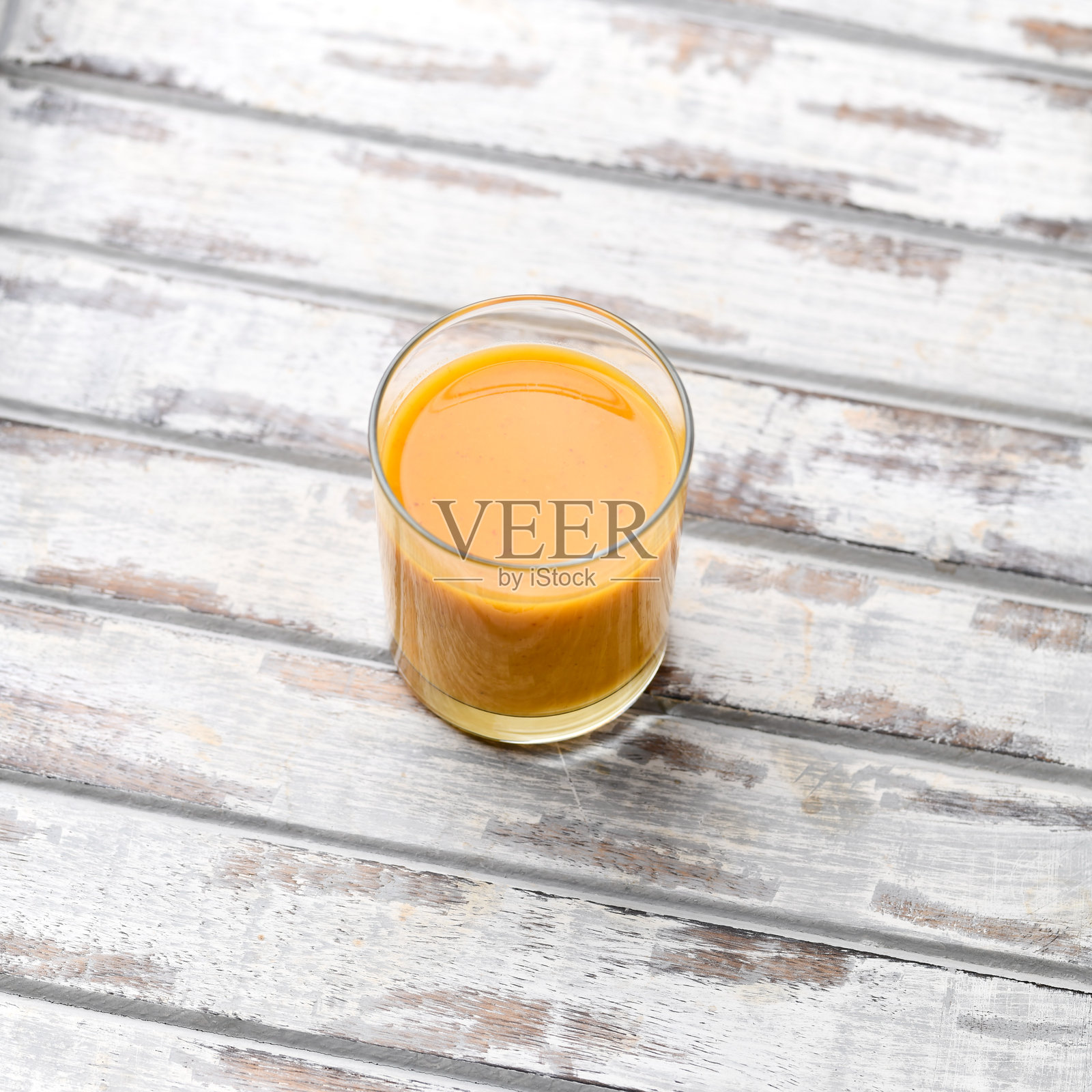 明亮背景上的芒果奶昔。柔焦效果。留白空间。照片摄影图片