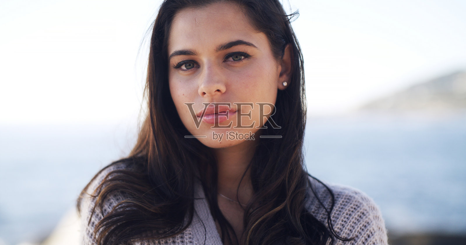 海边度假的女性肖像,夏季旅行与自然冒险。海滩上,游客在户外自信地享受假期,认真对待海岛的时光。照片摄影图片