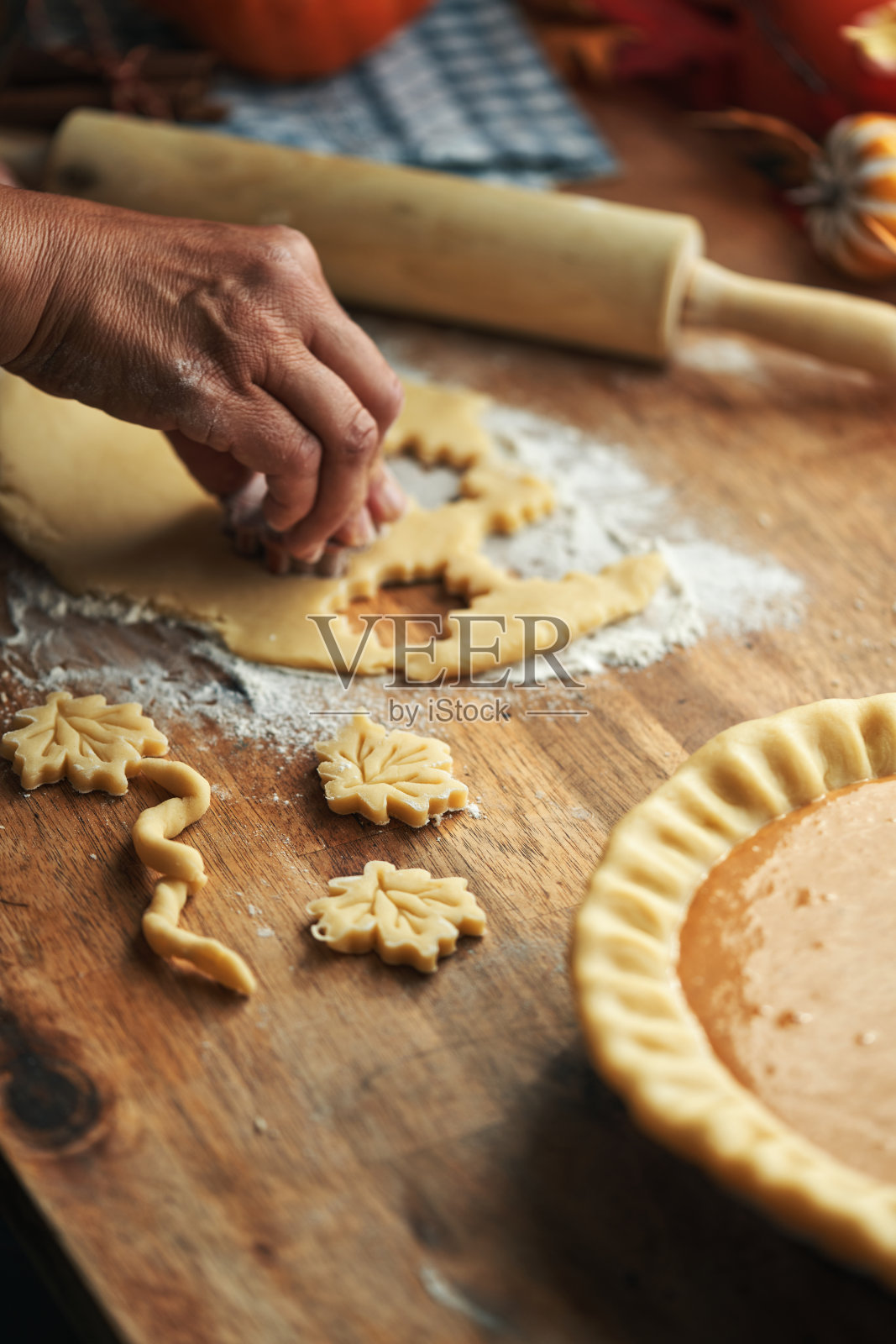 在家厨房准备节日南瓜派照片摄影图片