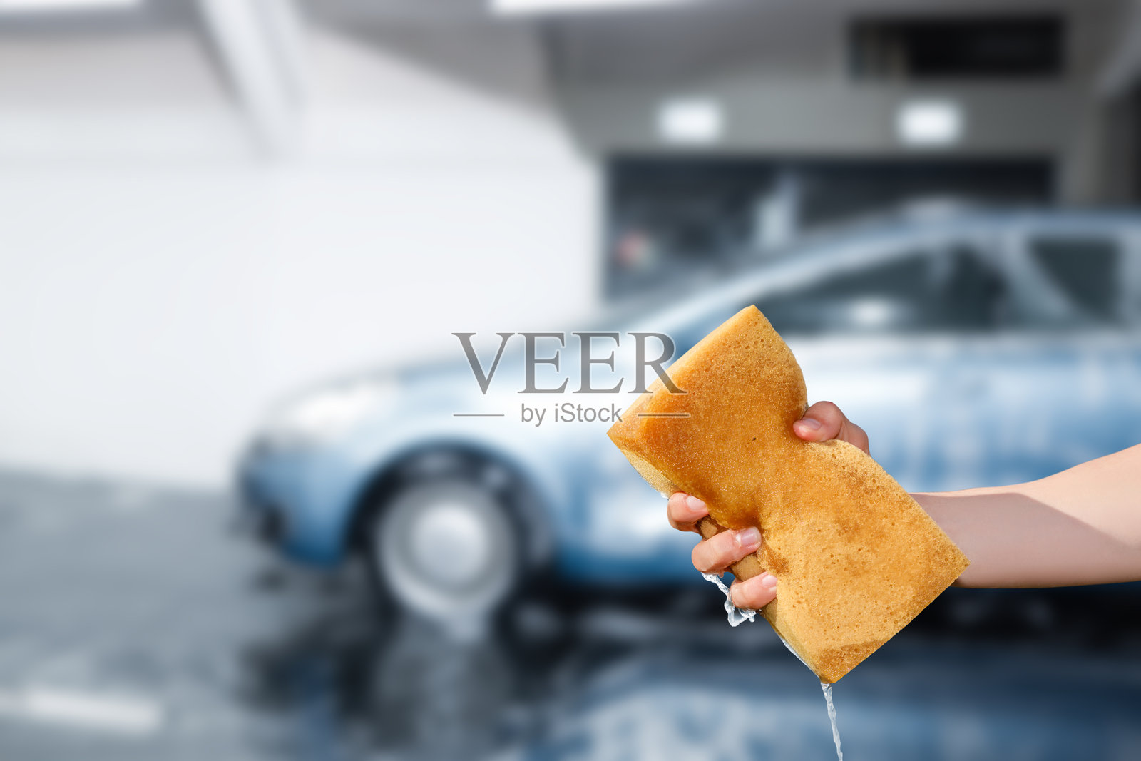 在车道上用海绵洗车照片摄影图片