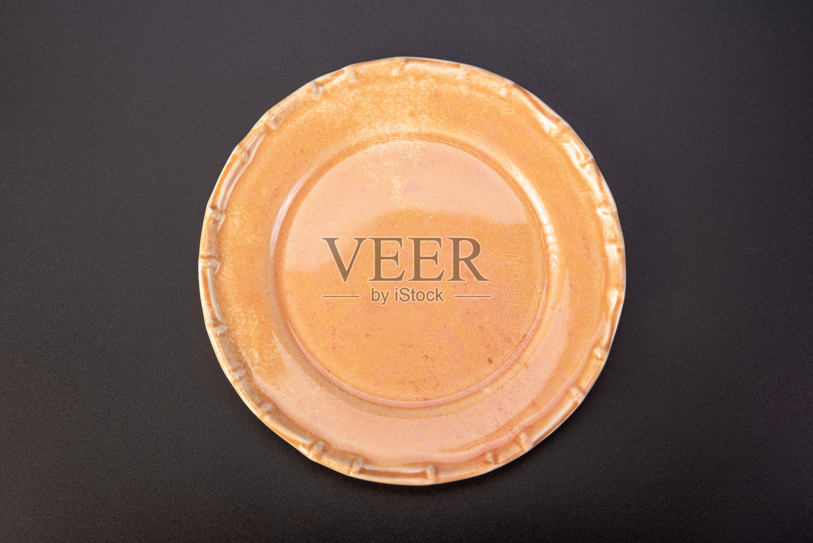 美丽的盘子,单独放置在黑色背景上,选择性对焦。照片摄影图片