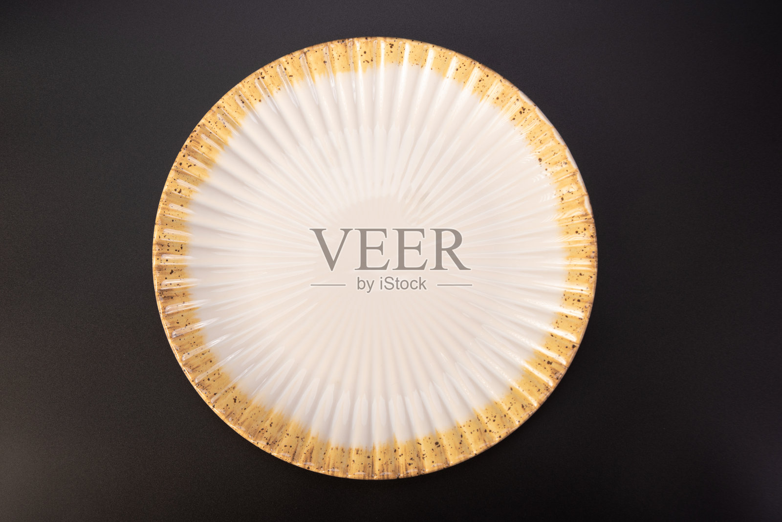 美丽的盘子,单独放置在黑色背景上,选择性对焦。照片摄影图片