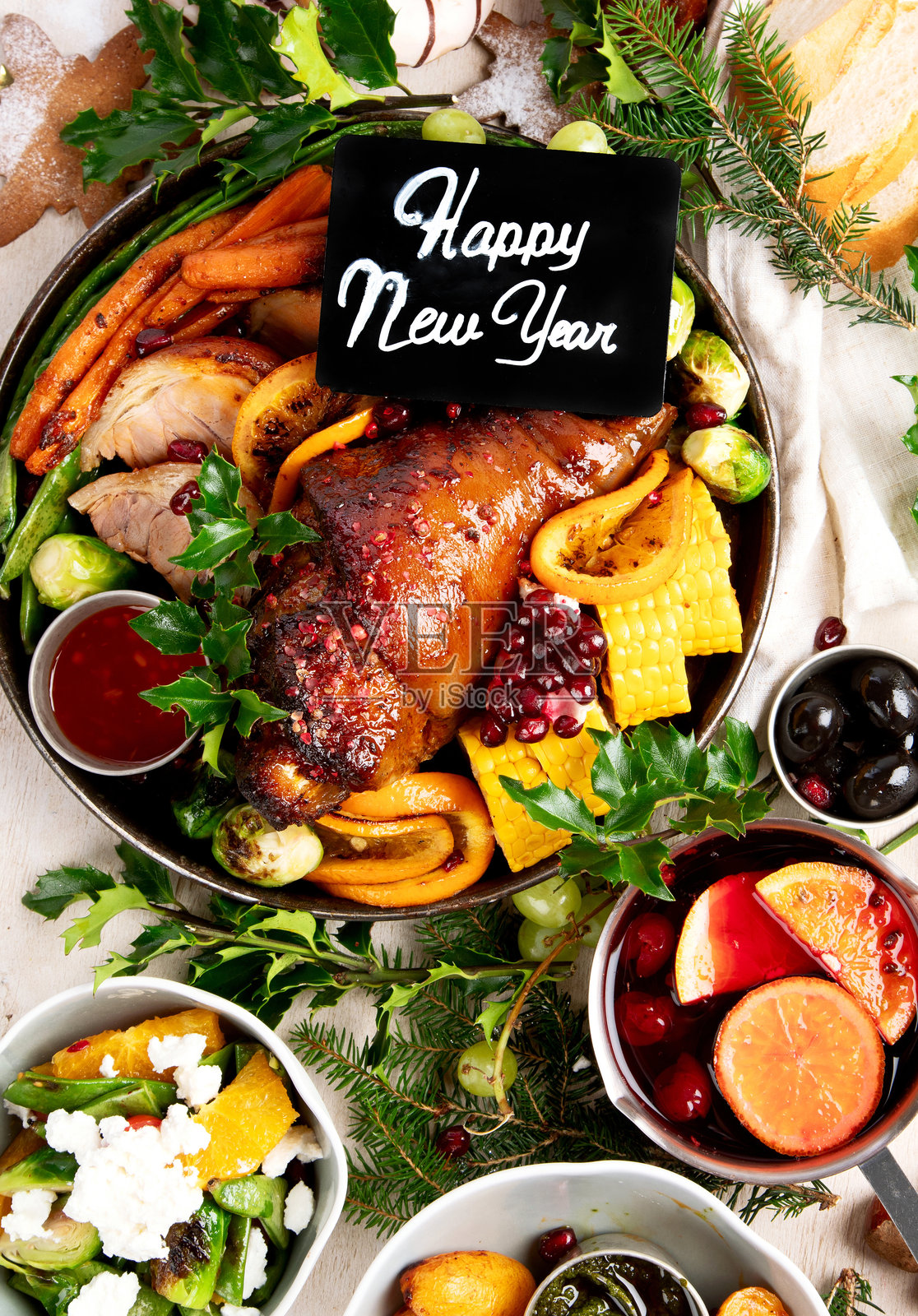 圣诞家庭晚餐的美味菜肴。照片摄影图片