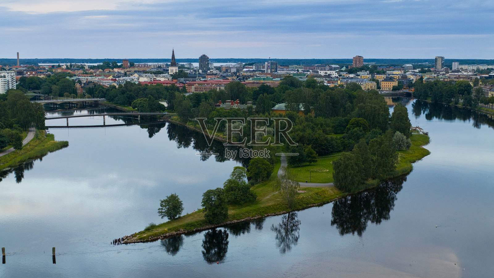 卡尔斯塔德的桑德格伦苏登半岛和克拉拉尔文河俯瞰图照片摄影图片