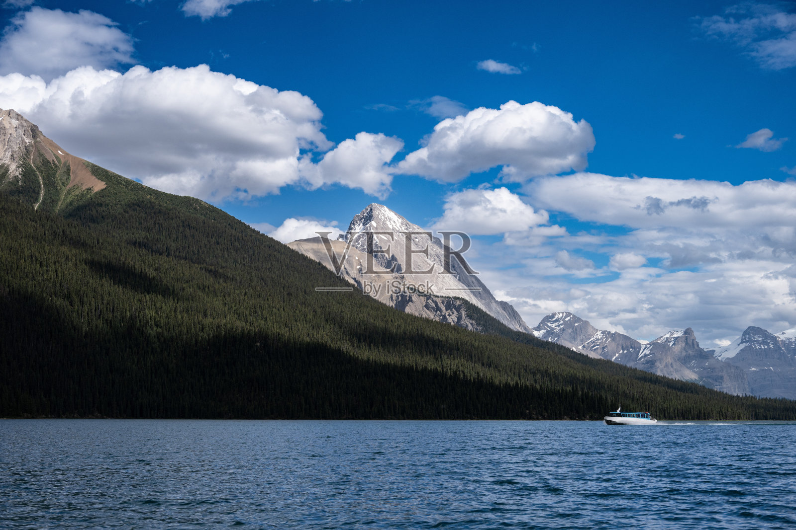 贾斯珀加拿大马林湖上的船照片摄影图片