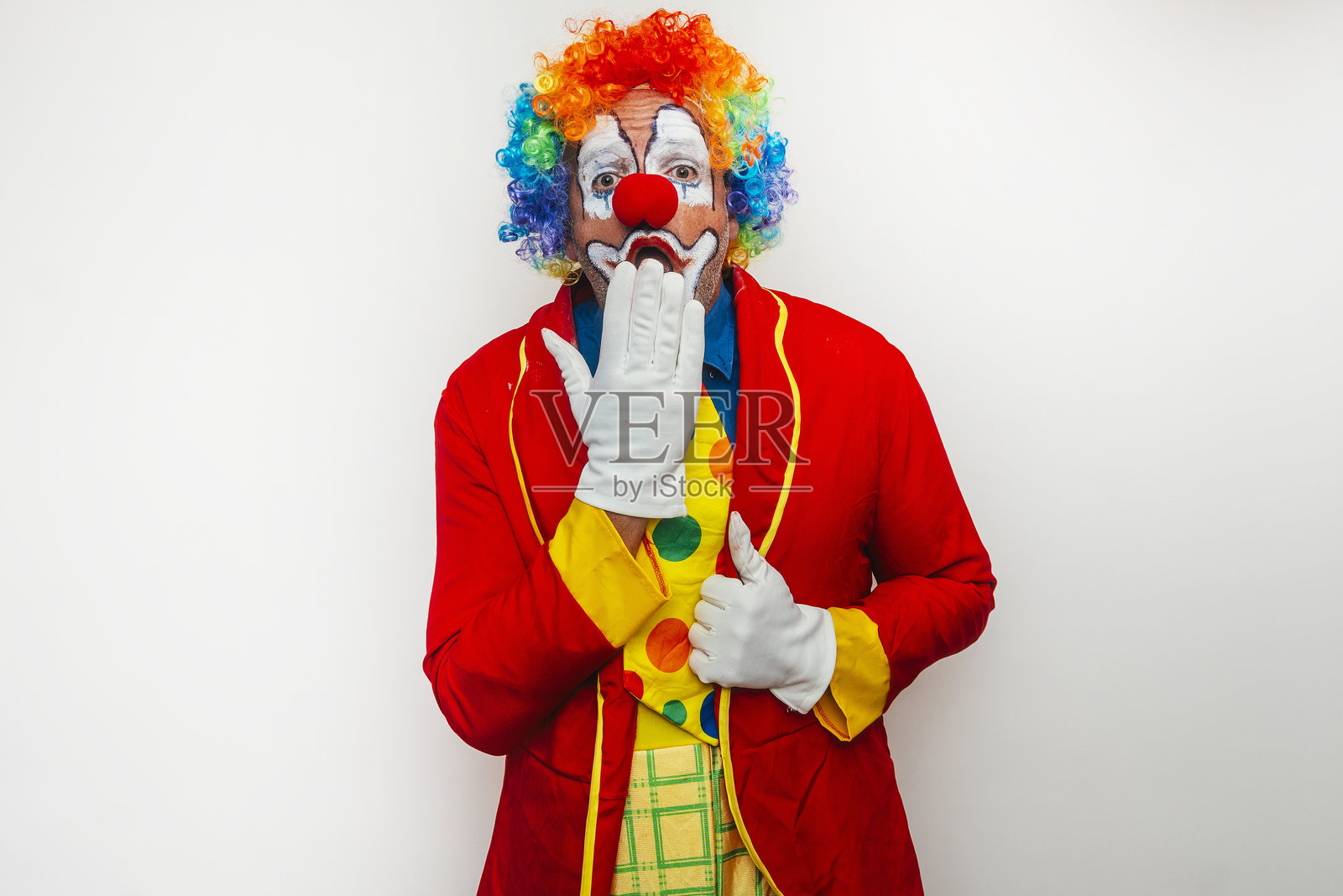 小丑把扩音器放在嘴边照片摄影图片