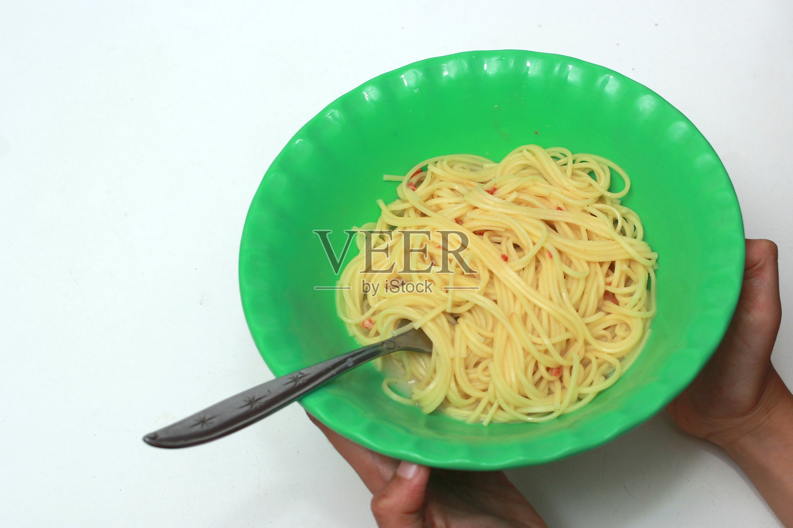 绿碗餐厅的蒜香橄榄油意大利面,速食意大利面照片摄影图片