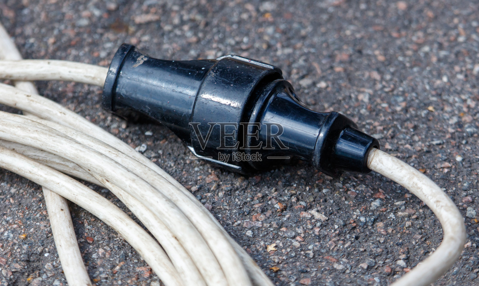 一个黑白色的电气连接器躺在地上照片摄影图片