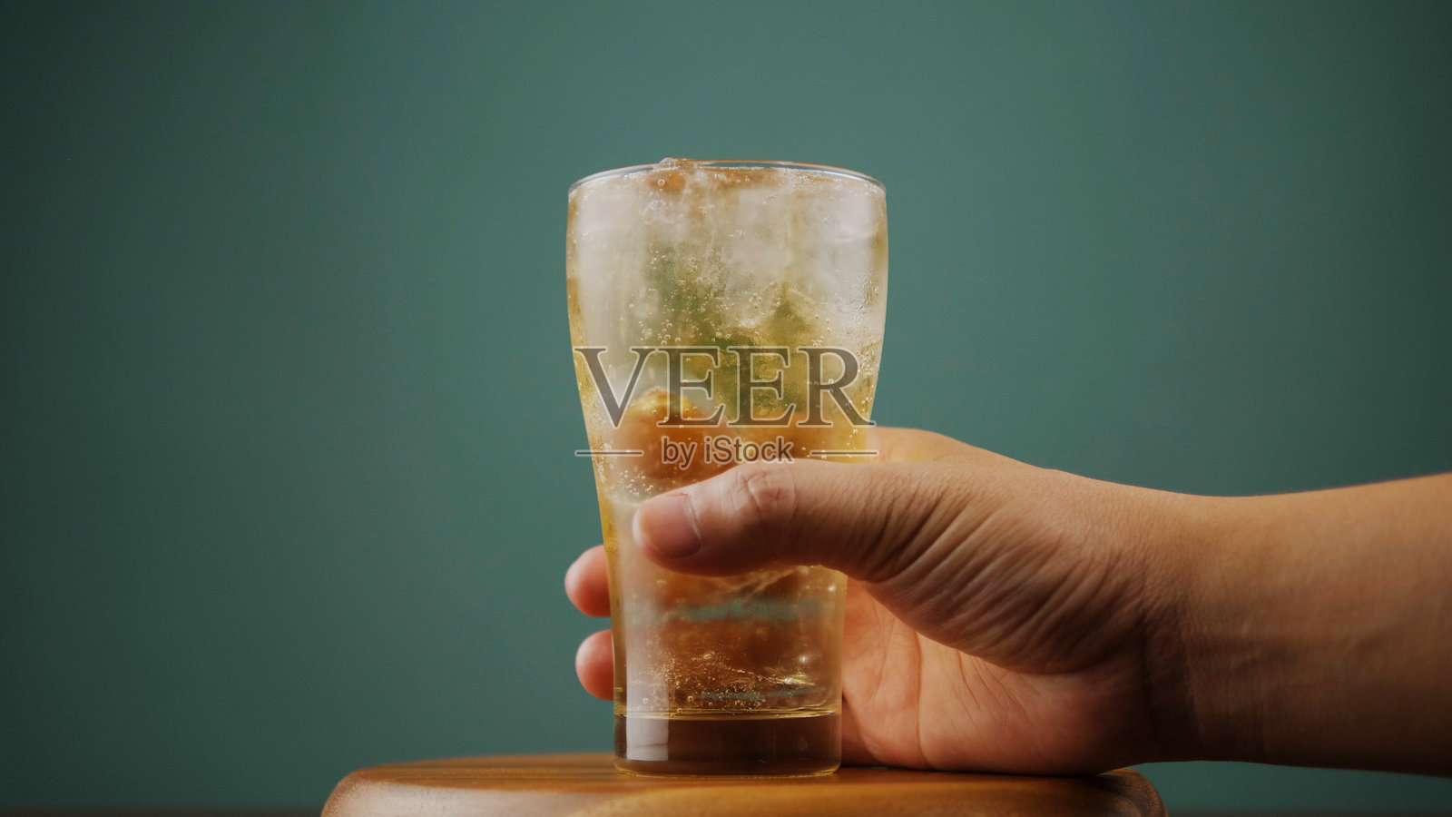 酒杯,混合苏打水和冰块的酒精饮料,聚会和饮酒照片摄影图片