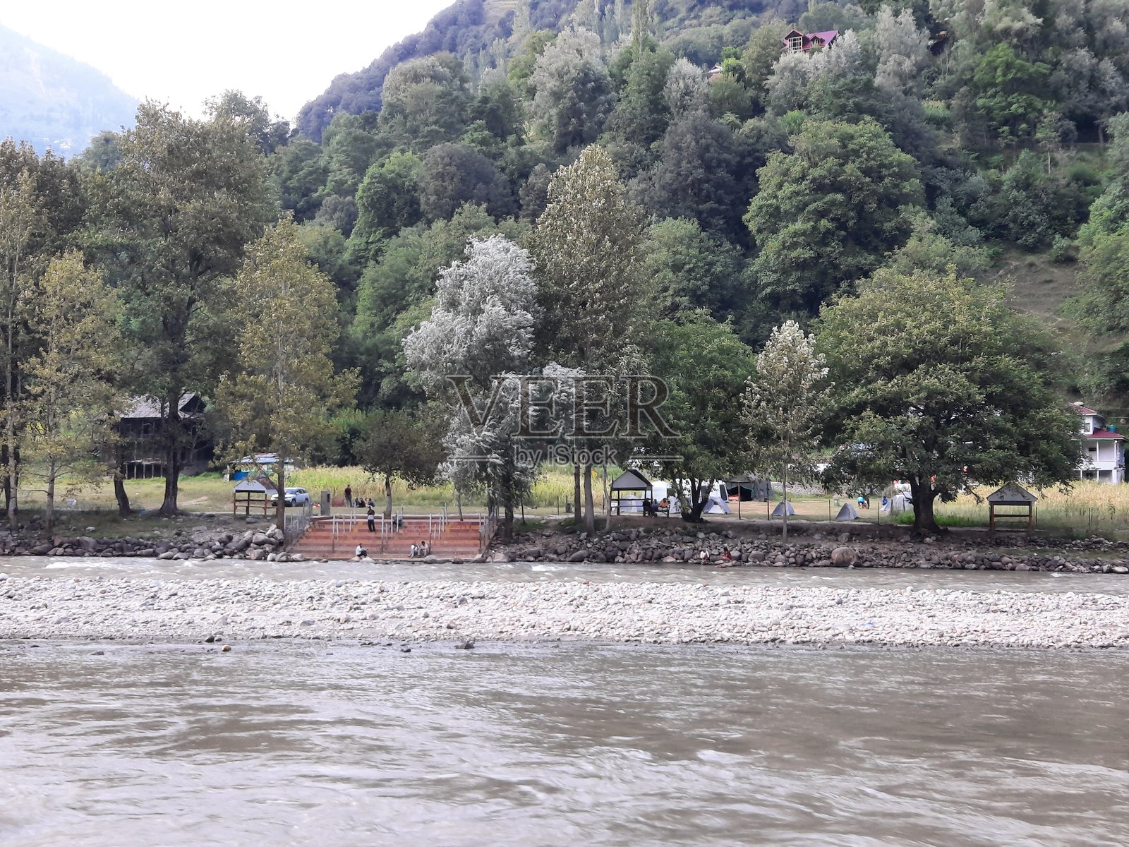 可以从巴基斯坦克拉恩地区看到分隔巴基斯坦和印度的美丽控制线景象。照片摄影图片