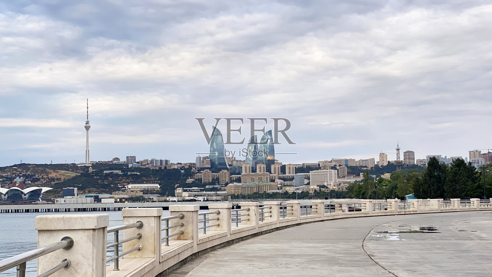 火焰塔是位于阿塞拜疆巴库的摩天大楼。这些塔楼的外观像三团火焰。照片摄影图片