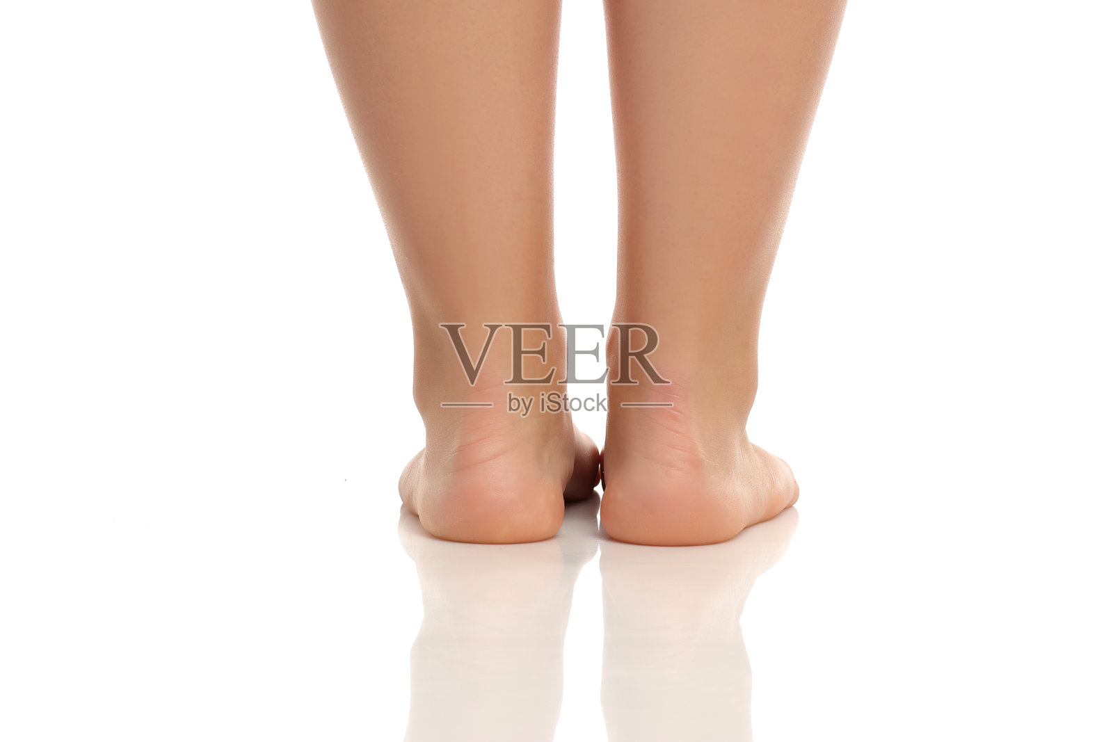 白色背景下,肥胖的加大码女性赤脚踮起脚尖的后视图。照片摄影图片