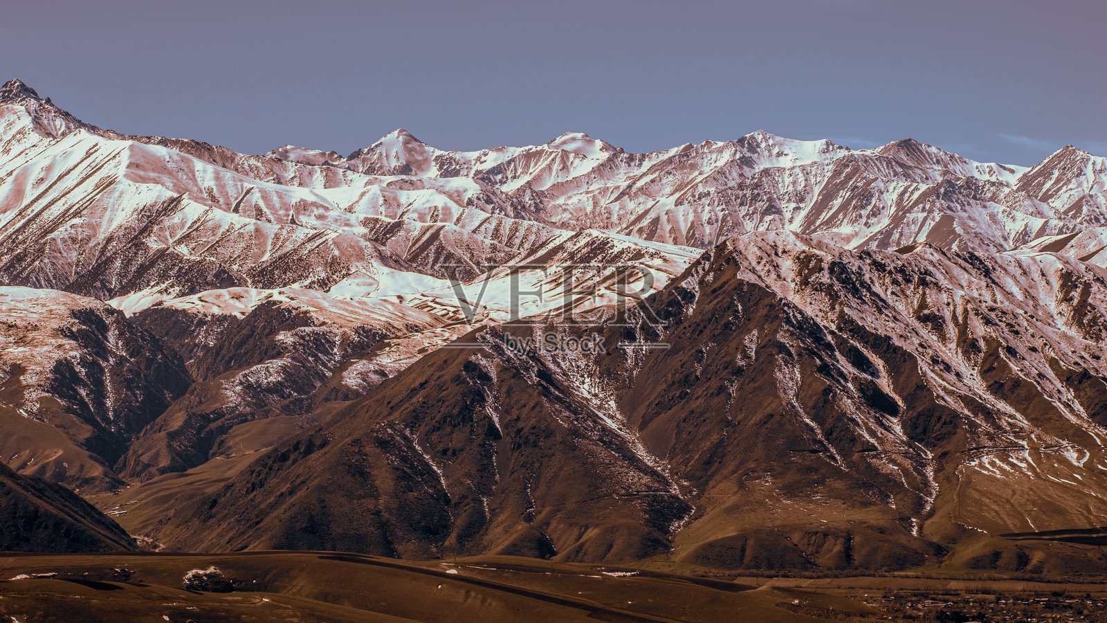 吉尔吉斯斯坦天山的雪峰照片摄影图片
