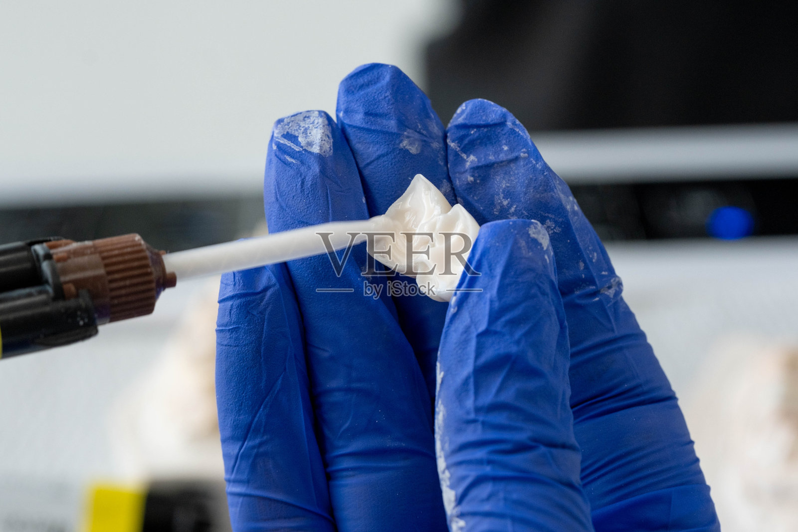 在放置牙冠之前涂抹胶水照片摄影图片