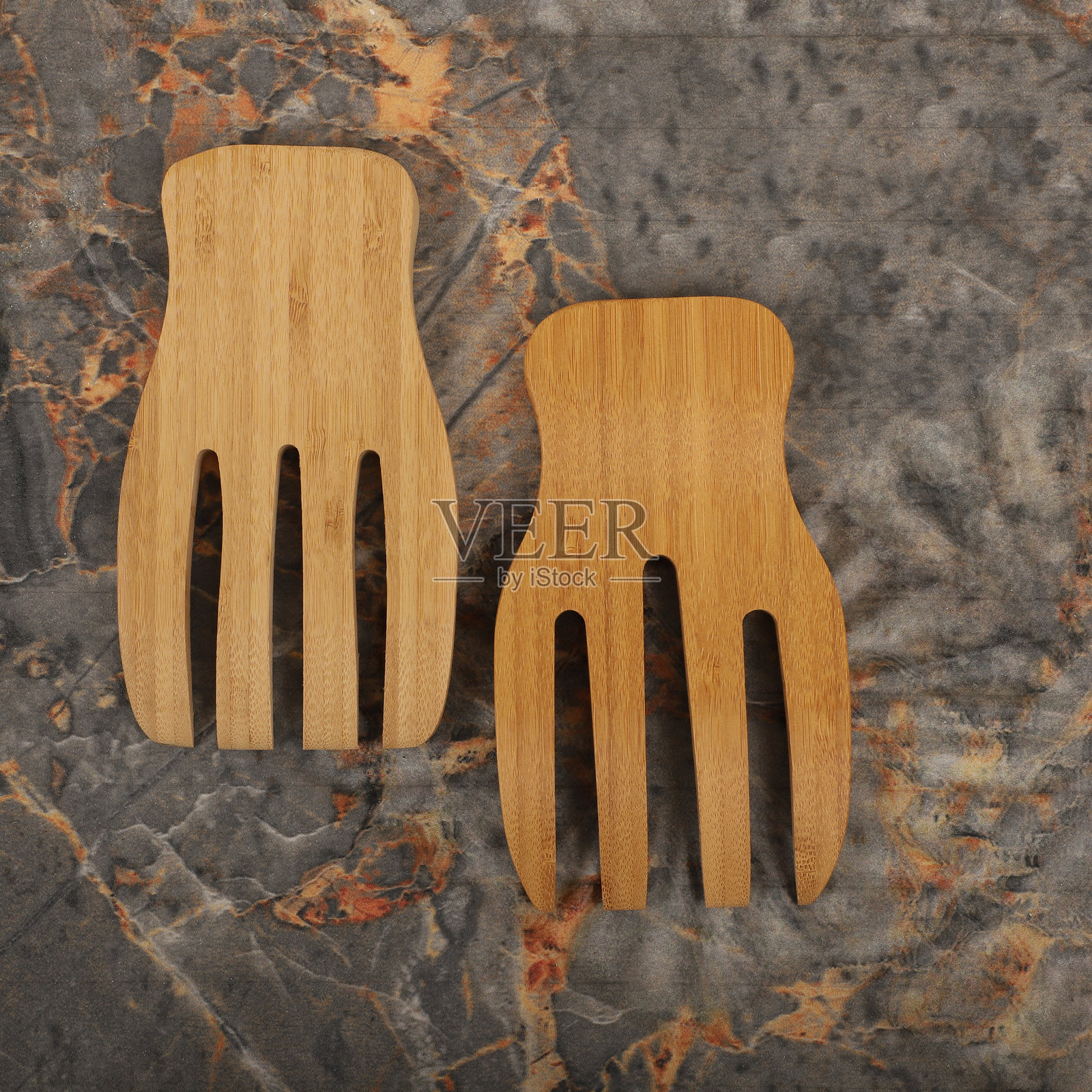 木质沙拉夹,竹制厨房用具,概念拍摄。电子商务照片。照片摄影图片