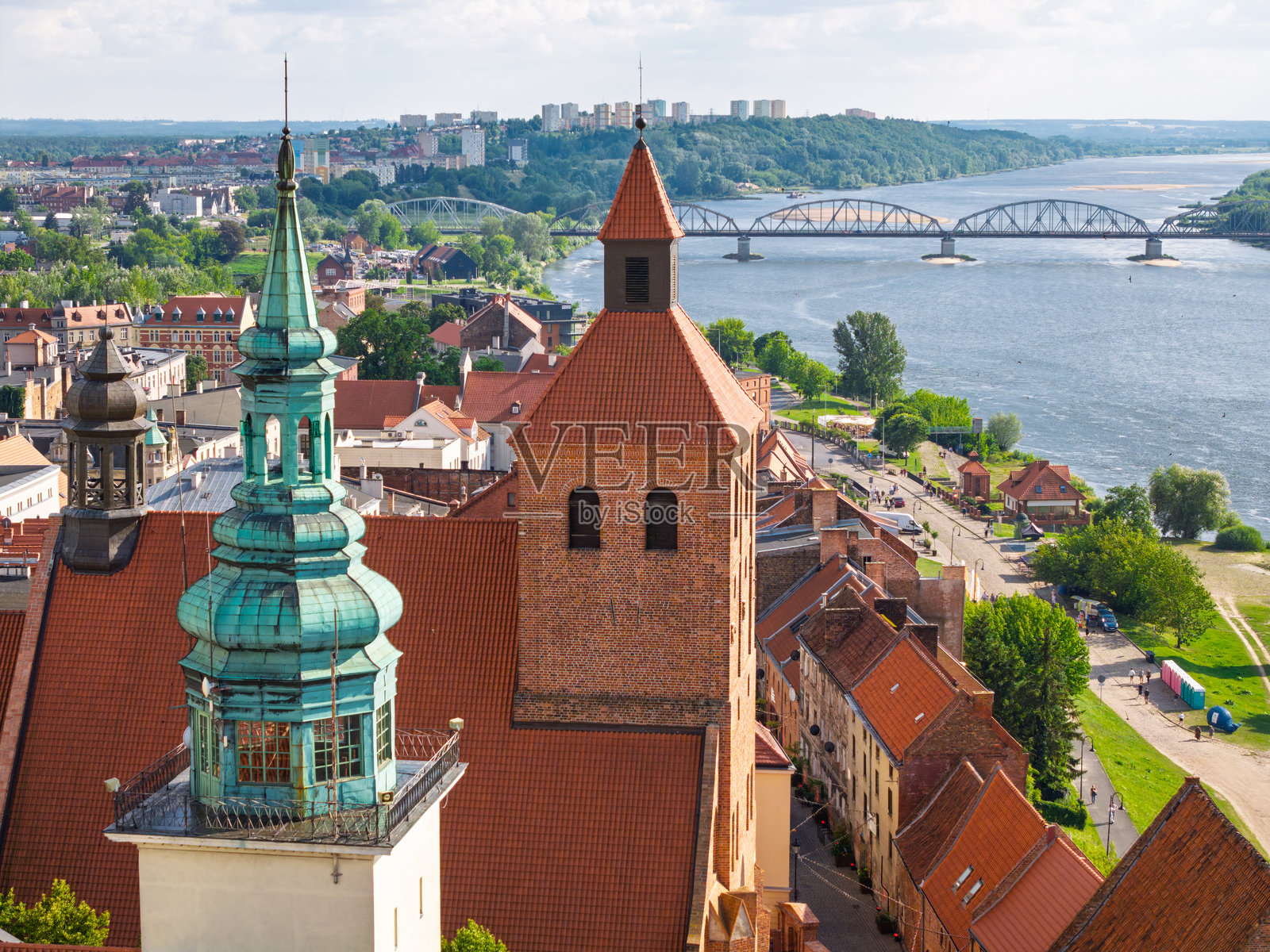 波兰格鲁金兹的美丽建筑与维斯瓦河畔的粮仓照片摄影图片
